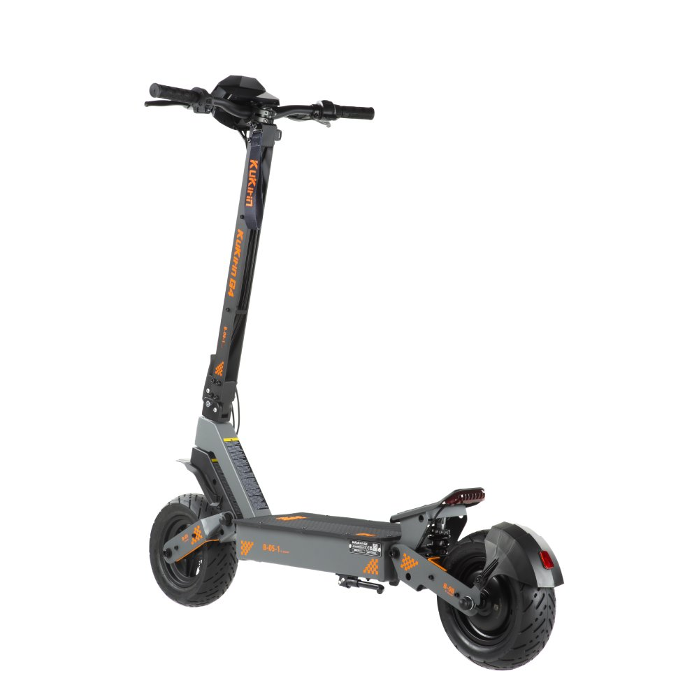 Ein grauer Elektroroller mit orangefarbenen Akzenten steht auf weißem Hintergrund.