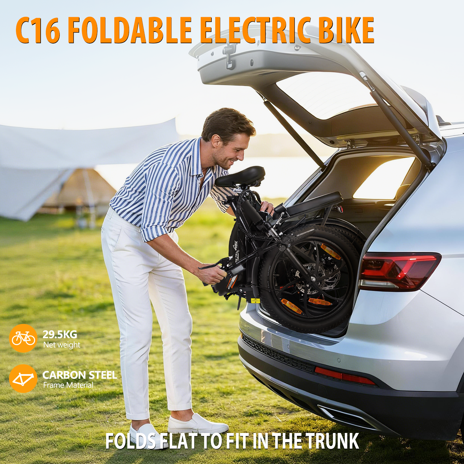 Mężczyzna ładuje składany rower elektryczny do bagażnika samochodu na zewnątrz.