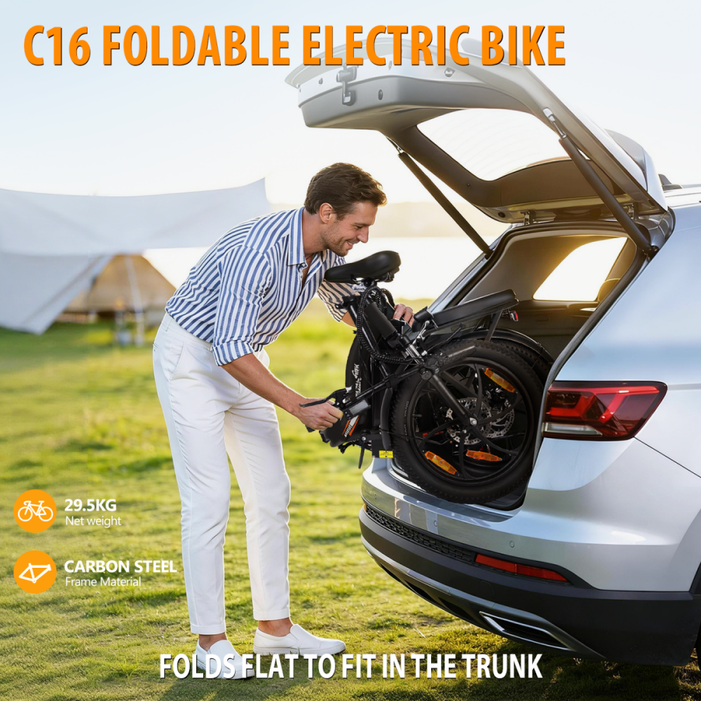 Mężczyzna ładuje składany rower elektryczny do samochodu. Namioty i trawa na zewnątrz.