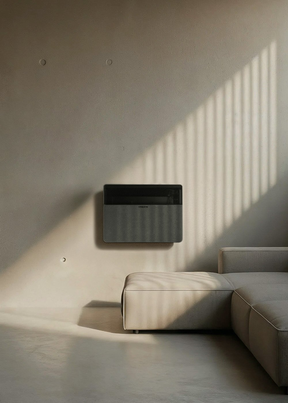 Un radiador gris está montado en una pared sobre parte de un sofá beige.