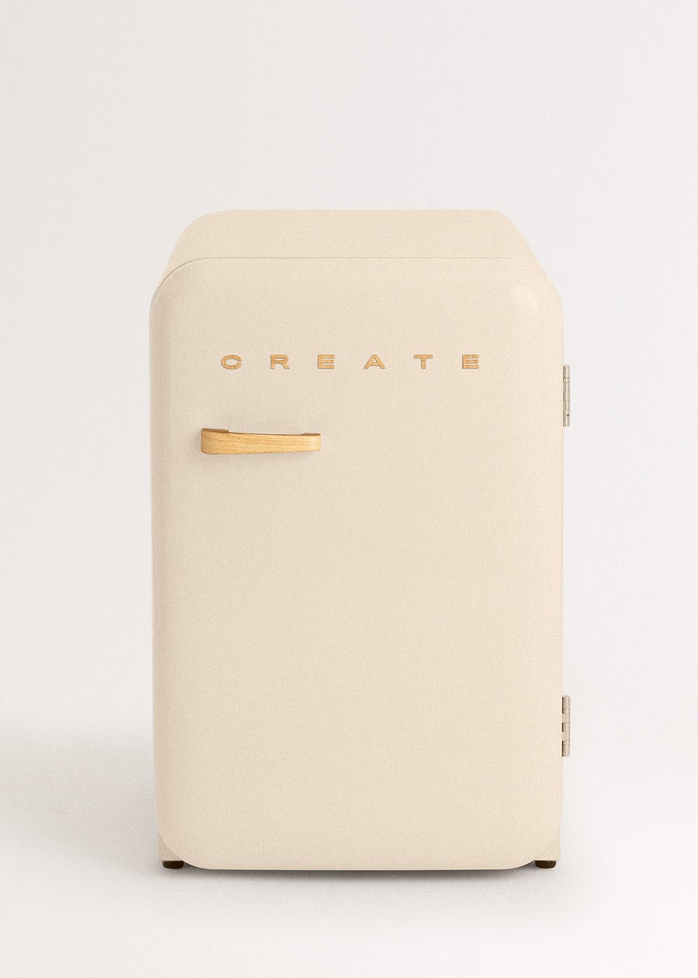 Una mini nevera color crema con asa de madera y la palabra CREATE.