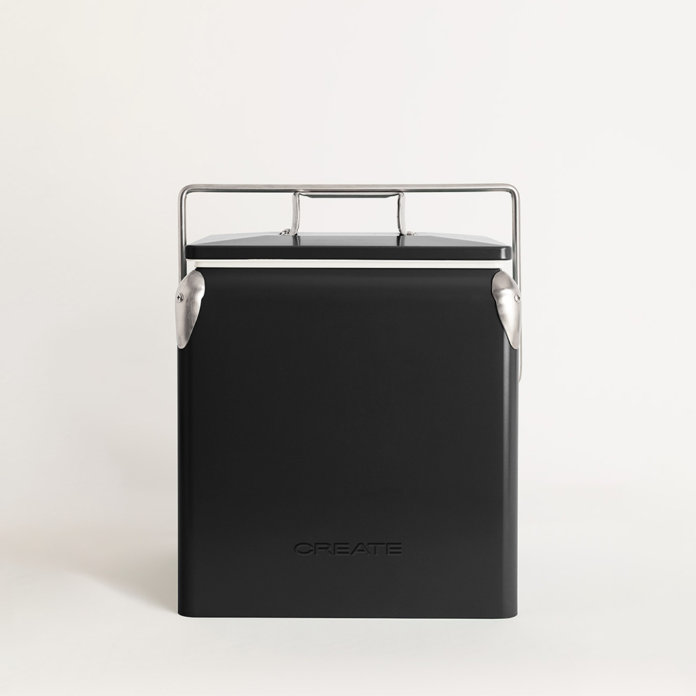 Bolsa nevera negra con asa plateada y detalles metálicos.