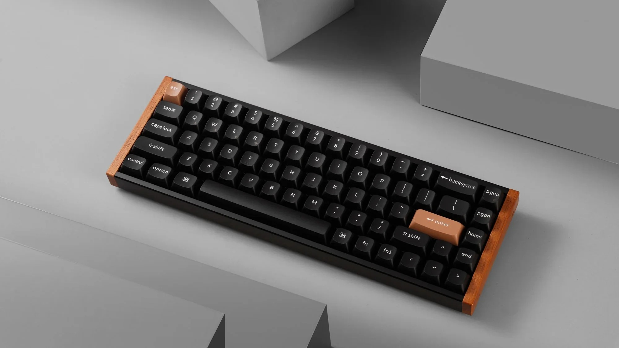 Czarna klawiatura z drewnianą ramką i brązowym klawiszem Enter.