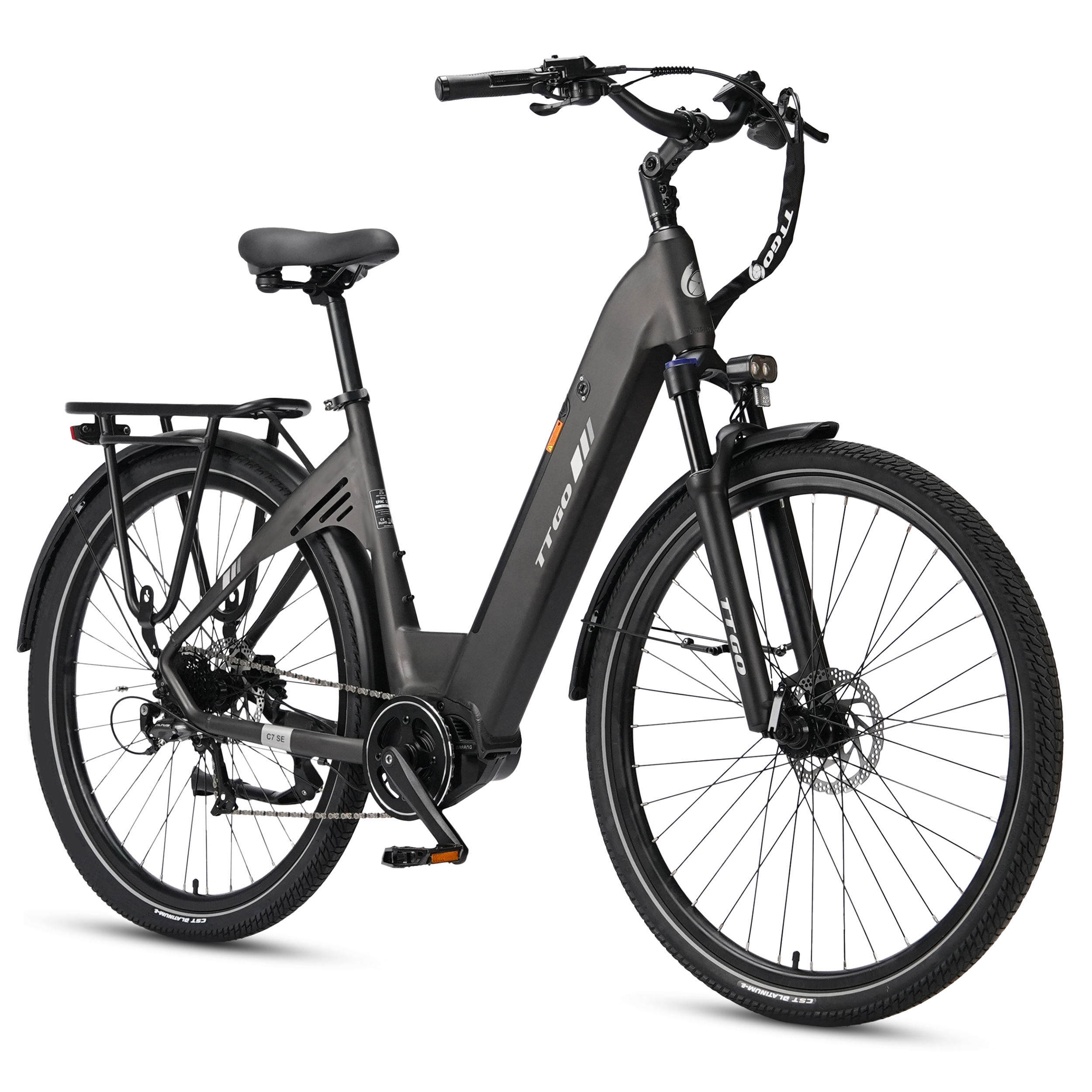 Ciemny rower elektryczny z bagażnikiem i światłem stoi samodzielnie.