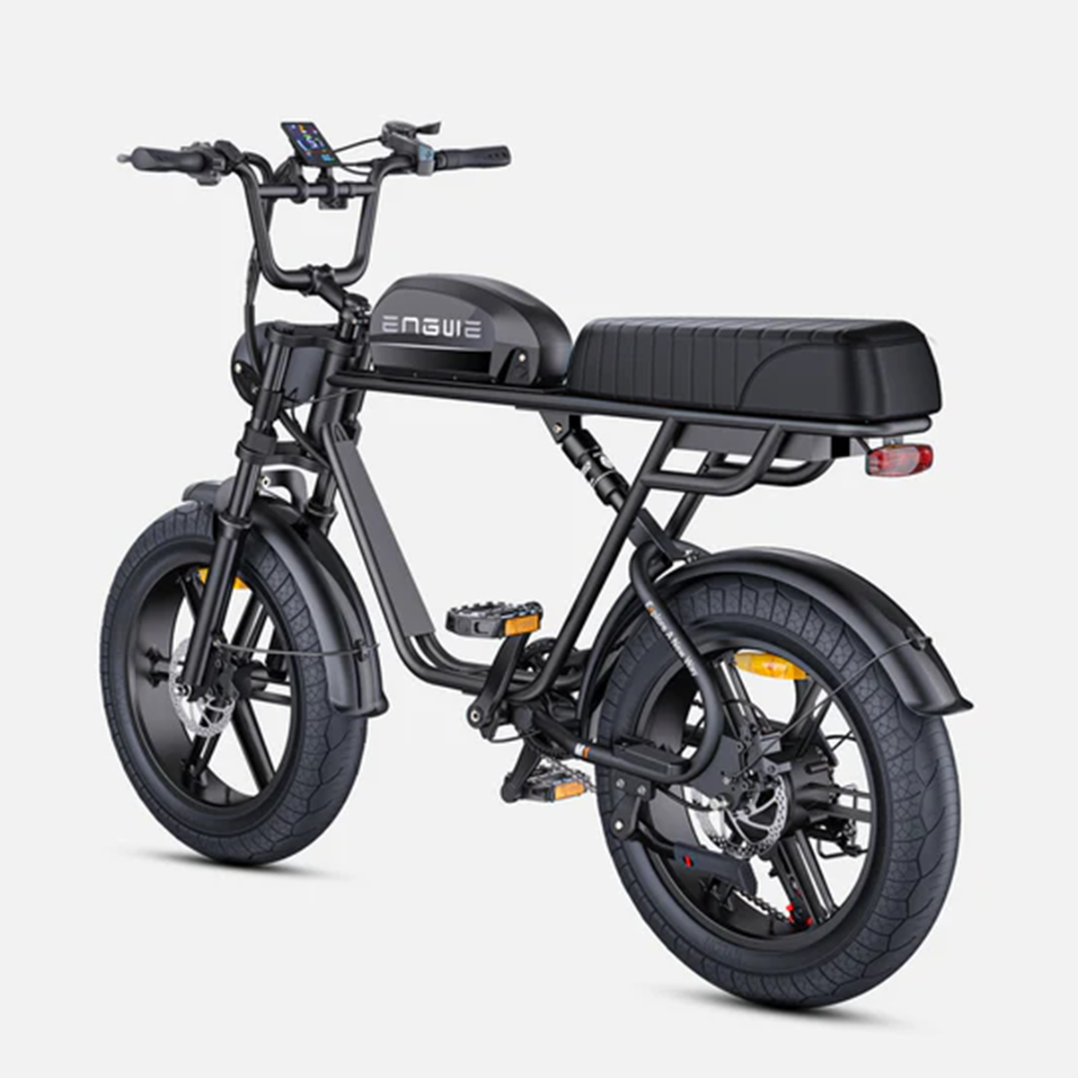 Czarny rower elektryczny z grubą ramą, szerokimi oponami i siedzeniem dla dwojga.