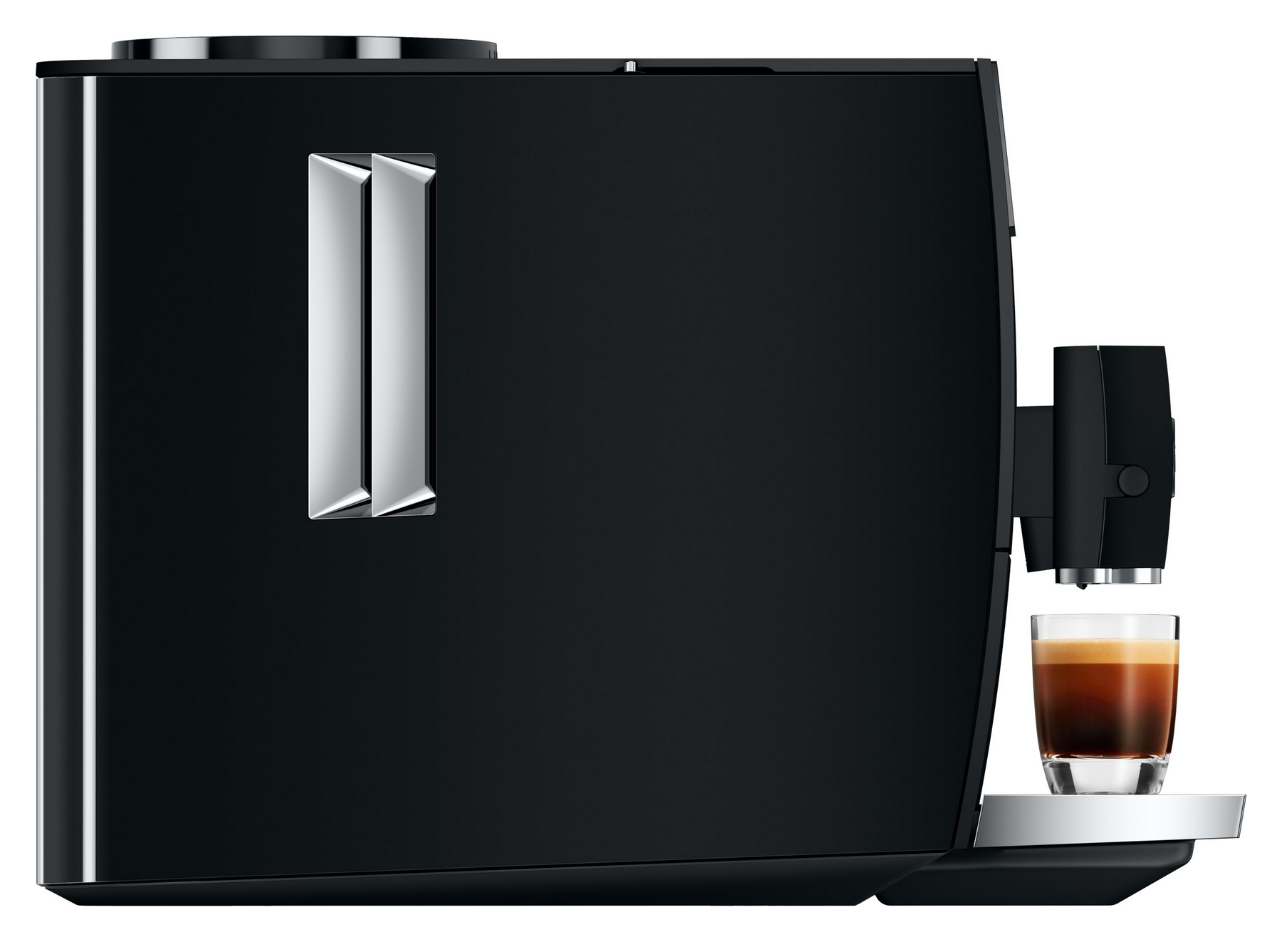 Macchina da caffè nera con un bicchiere di espresso accanto.