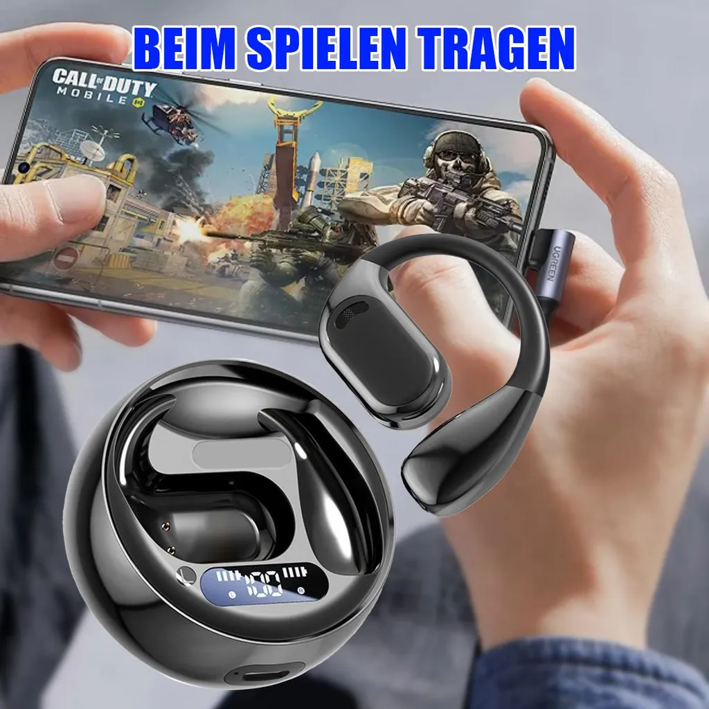 Schwarz glänzende kabellose Ohrhörer und Ladebox neben einem Smartphone, das ein Spiel zeigt.