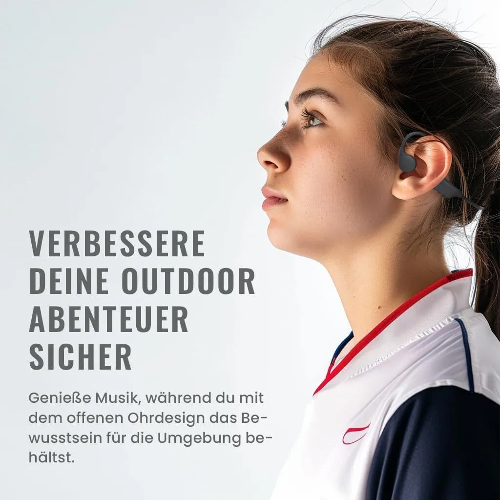Junge Frau im Profil mit schwarzen Kopfhörern, Blick nach rechts. Textüberlagerung.