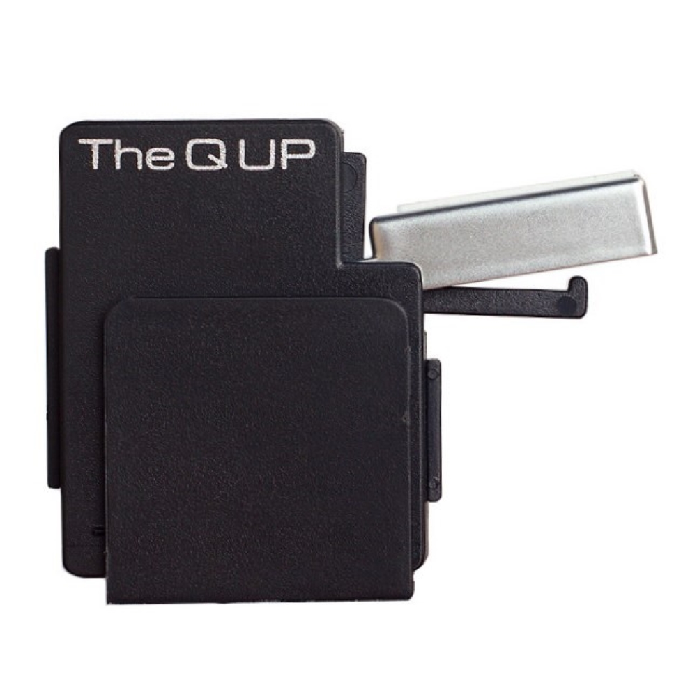 Czarny uchwyt "The Q UP" z wystającą srebrną częścią.