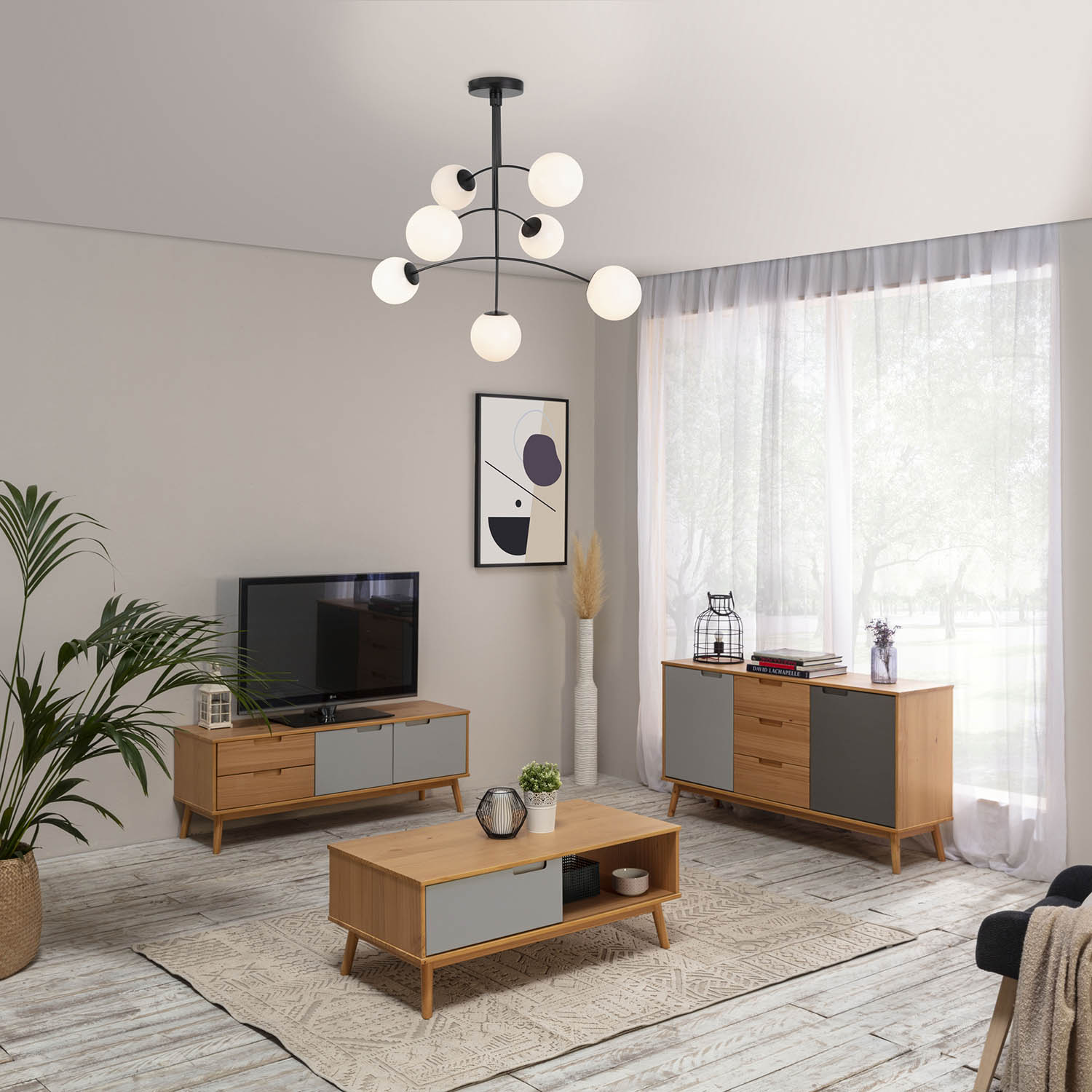 Sala de estar moderna con muebles de madera y grises, TV, plantas y arte abstracto.