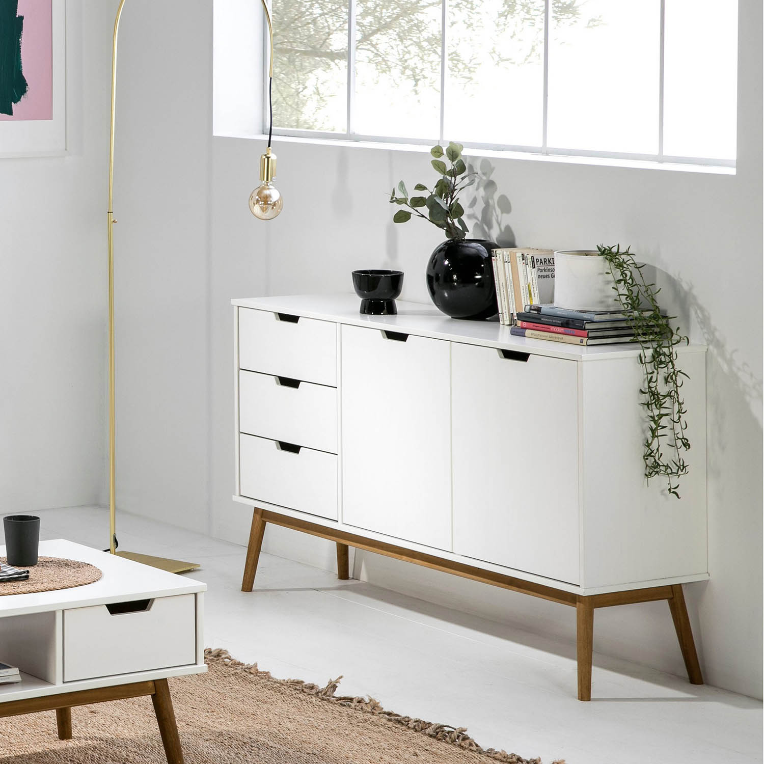 Un aparador blanco con detalles de madera en una habitación luminosa.