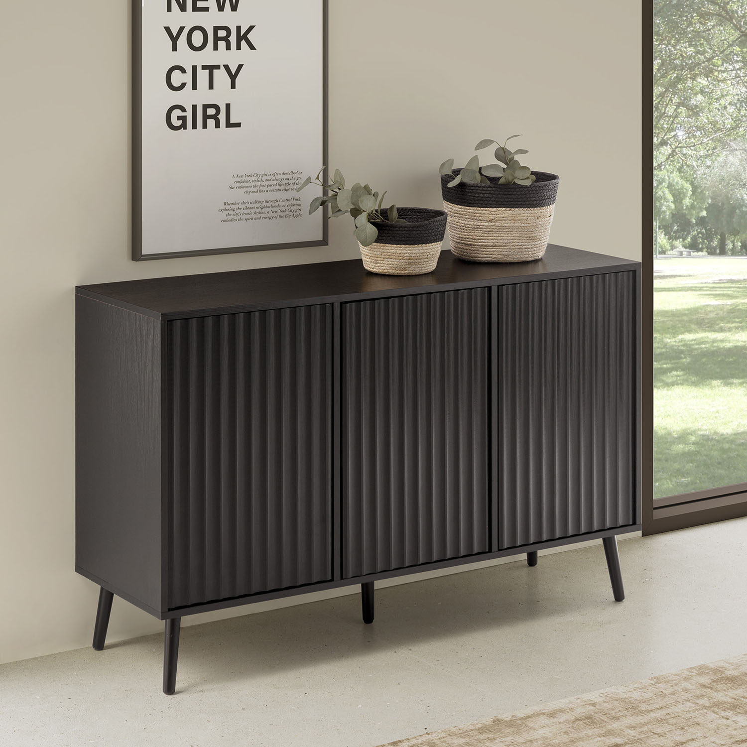Un mueble oscuro con puertas acanaladas debajo de un cuadro de Nueva York.