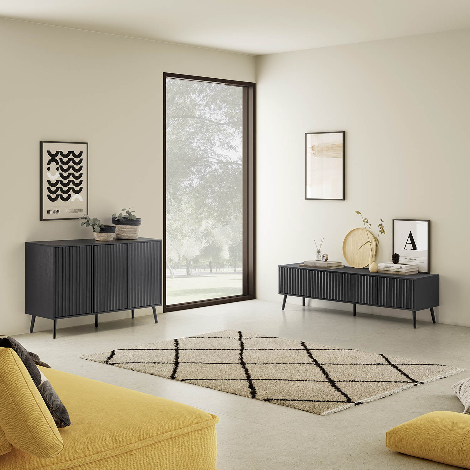 Una sala de estar elegante con sofá amarillo, muebles oscuros y alfombra.