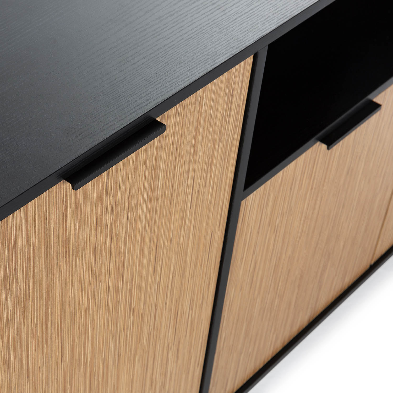 Cómoda de madera oscura con frentes de madera clara y tiradores negros.