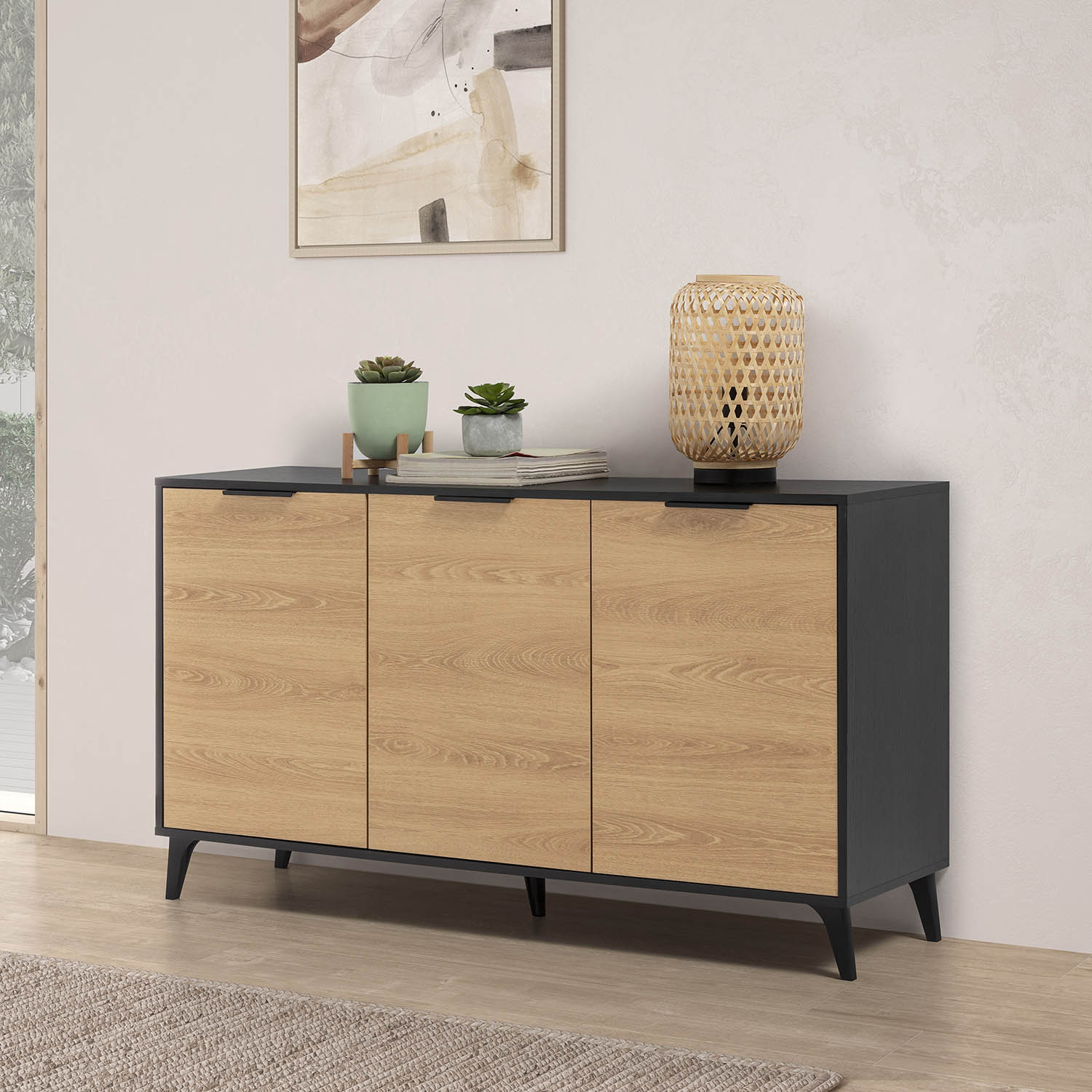 Un mueble oscuro con frentes de madera y tres puertas, decorado con plantas y una lámpara.