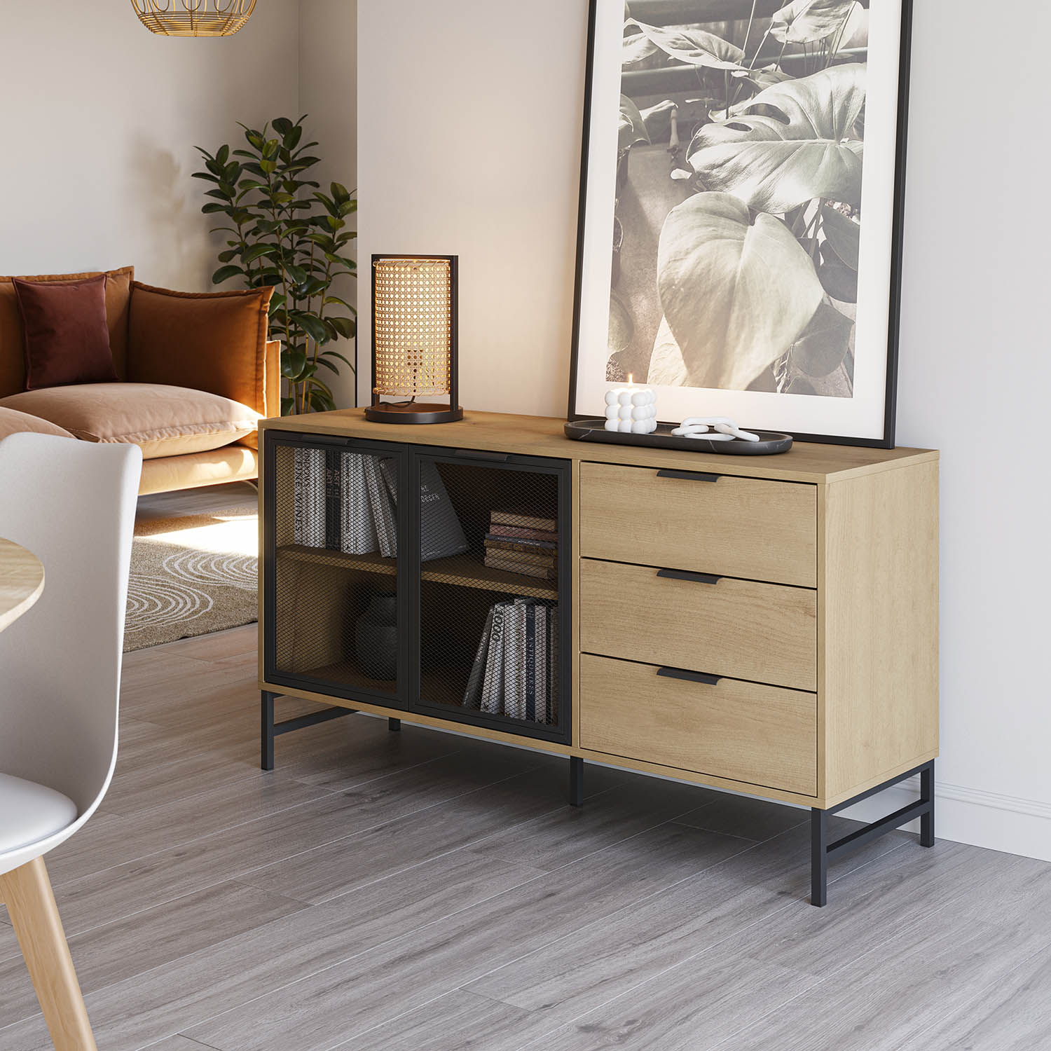 Un mueble de madera con cajones y puertas de cristal/malla se asienta sobre un suelo de madera.