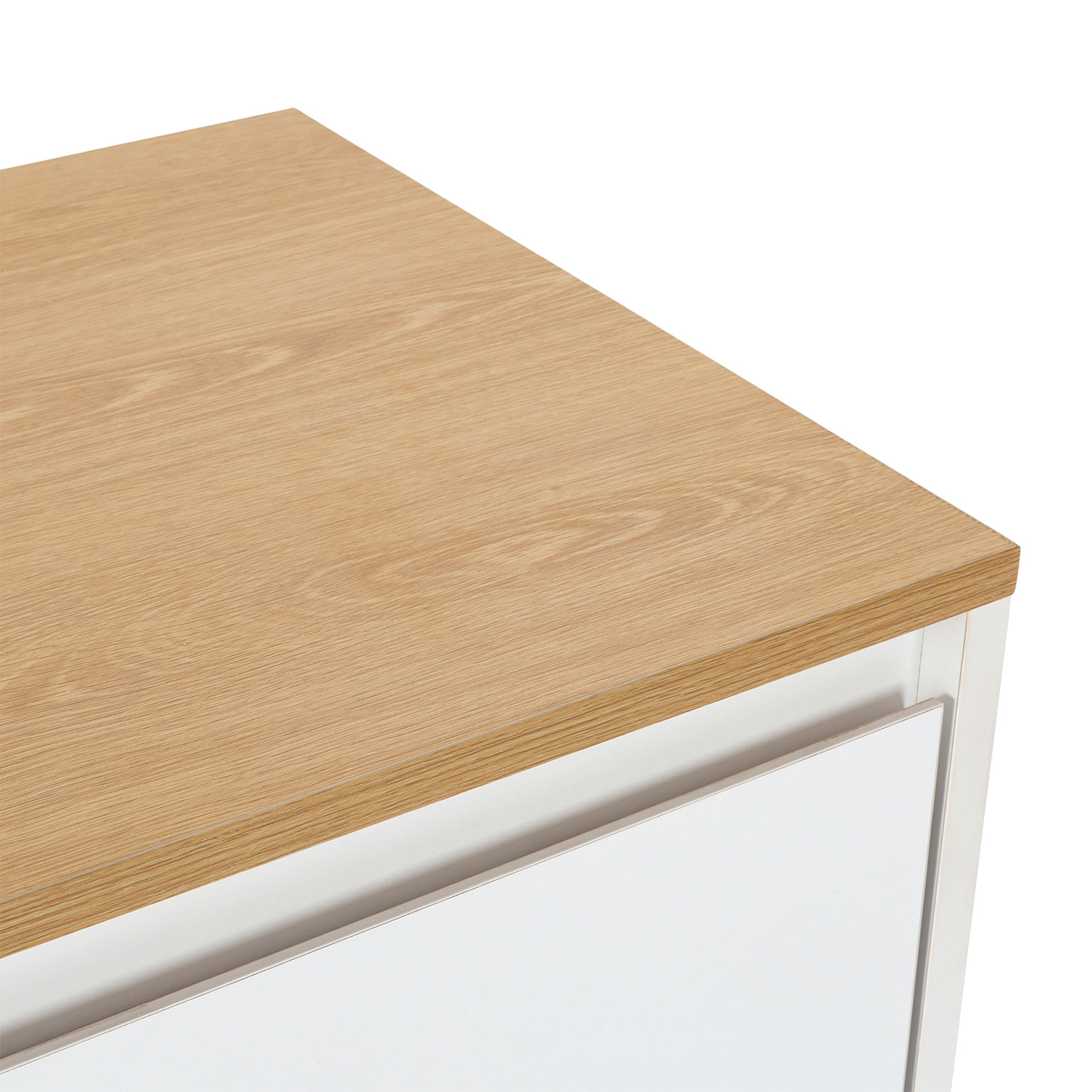 Superficie de madera y frente de cajón blanco de un armario.