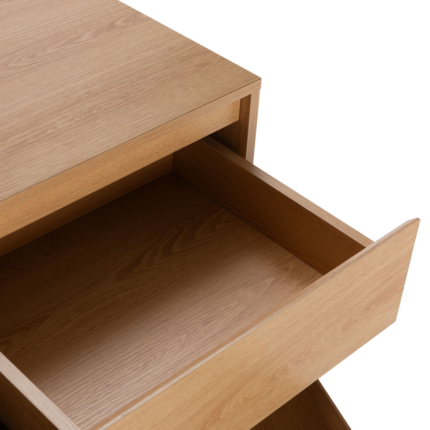 Un mueble de cajón de madera abierto con textura de veta de madera visible.