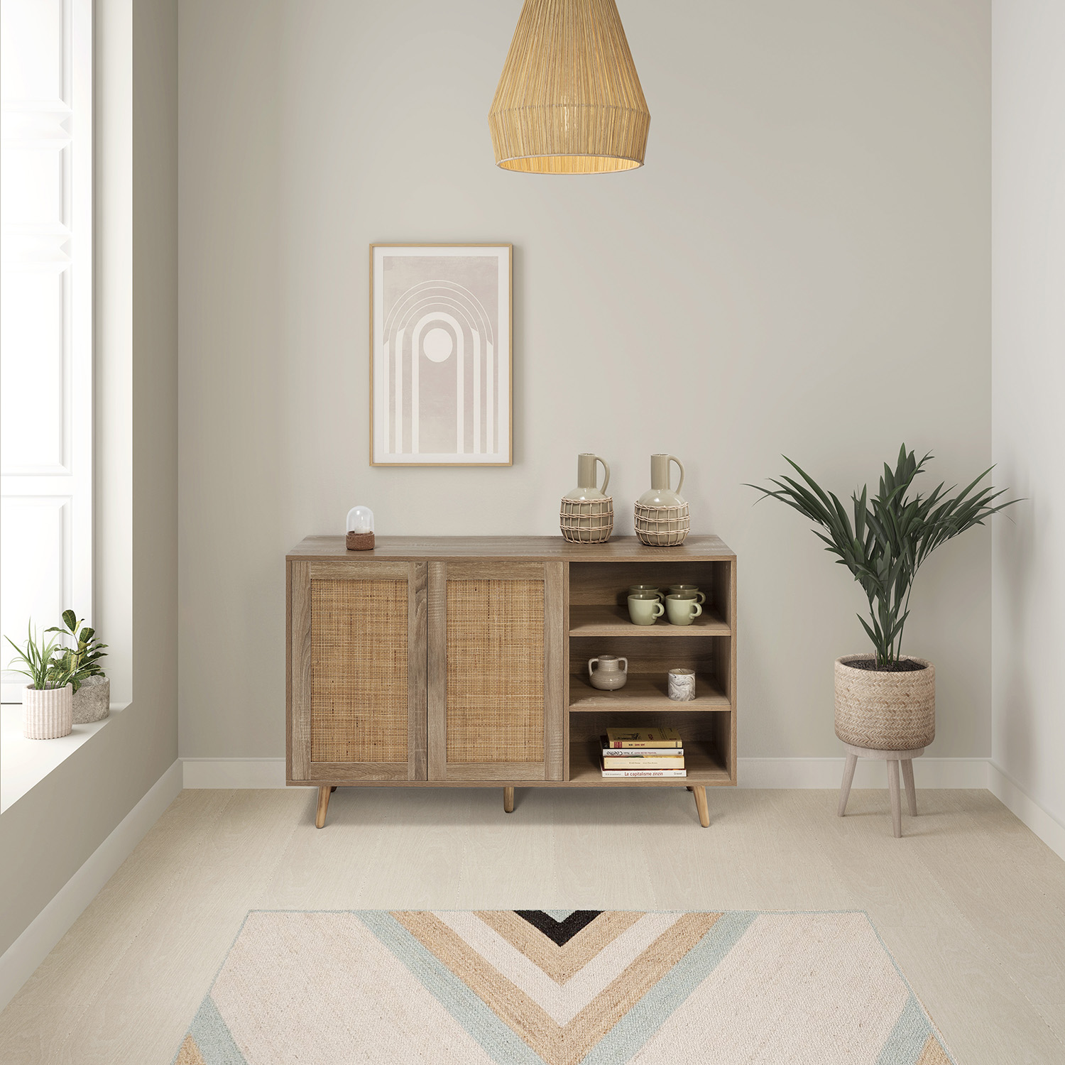 Gabinete de madera clara con frentes de caña, exhibiendo decoración y planta.