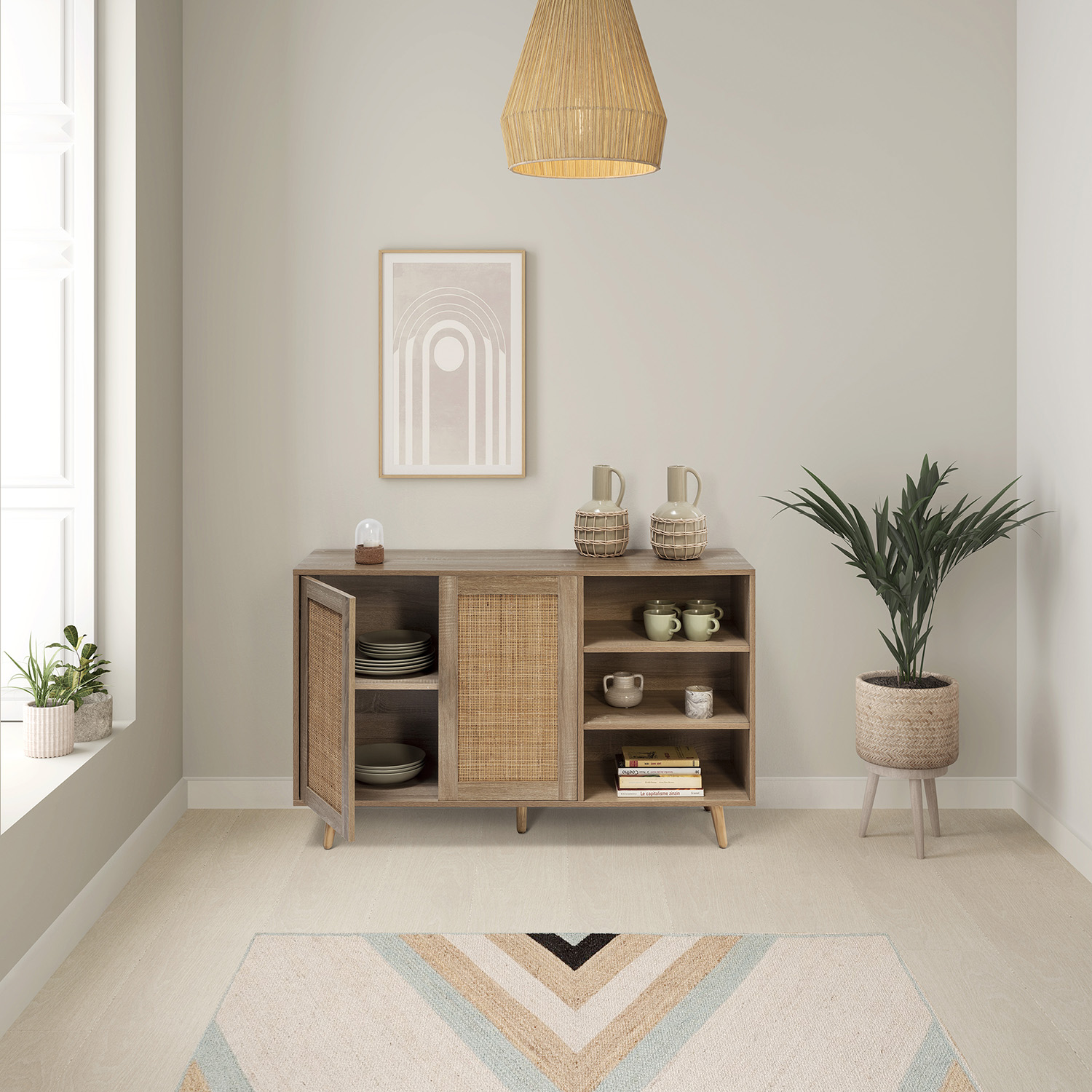 Un aparador de madera clara con detalles de mimbre, estantes abiertos y puertas. Una planta a la derecha.