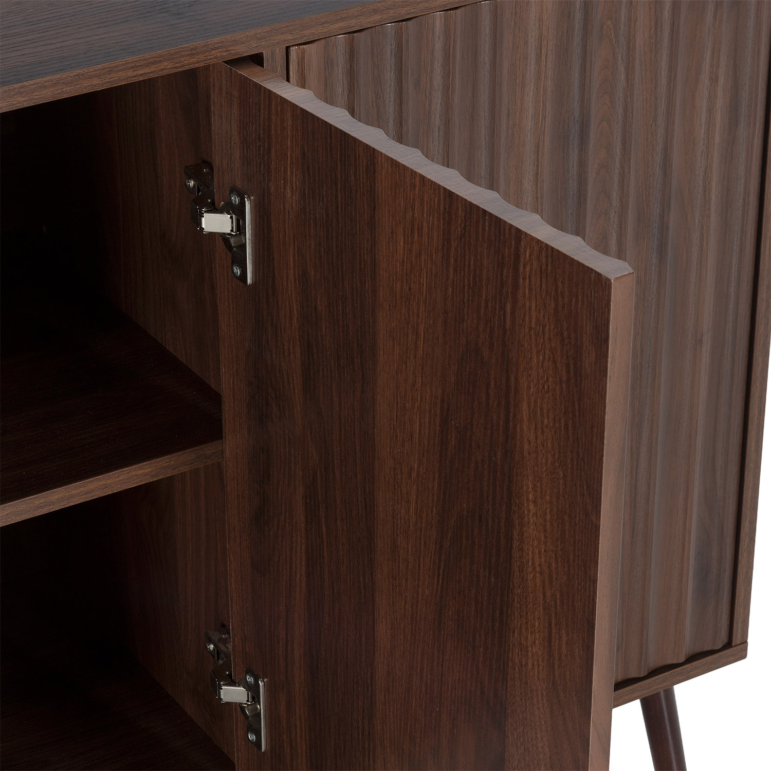 Detalle de armario de madera marrón oscuro con puerta abierta y bisagras.