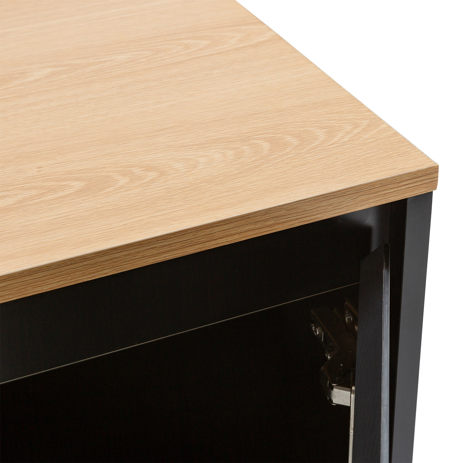 Primer plano de una puerta negra abierta con bisagra y superficie superior de madera clara.