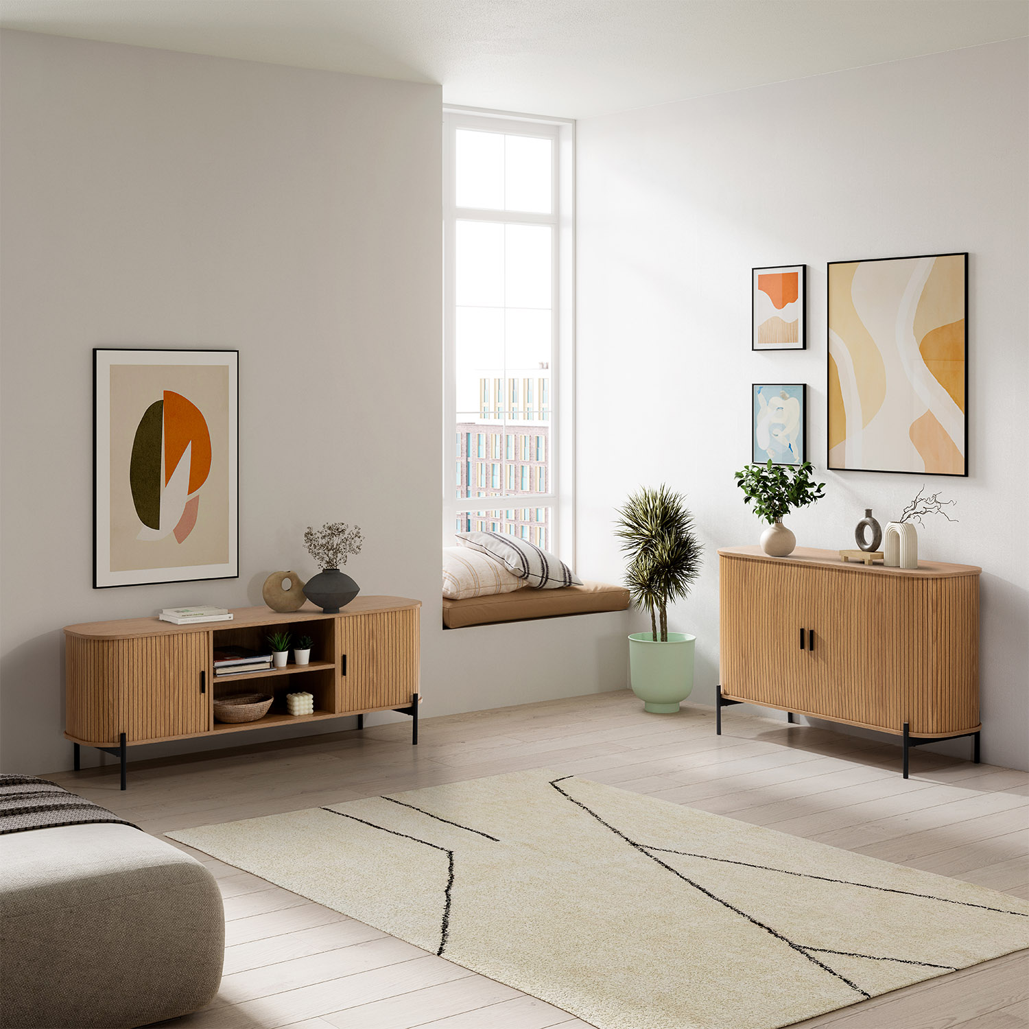 Sala de estar con muebles de madera, arte y ventana grande.