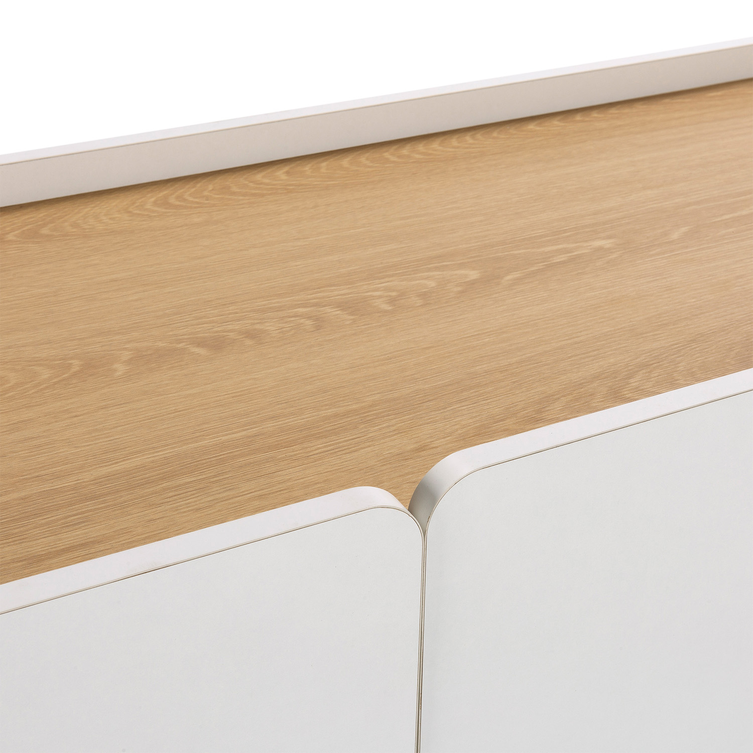 Frentes de mueble blancos con superficie de madera y borde blanco.