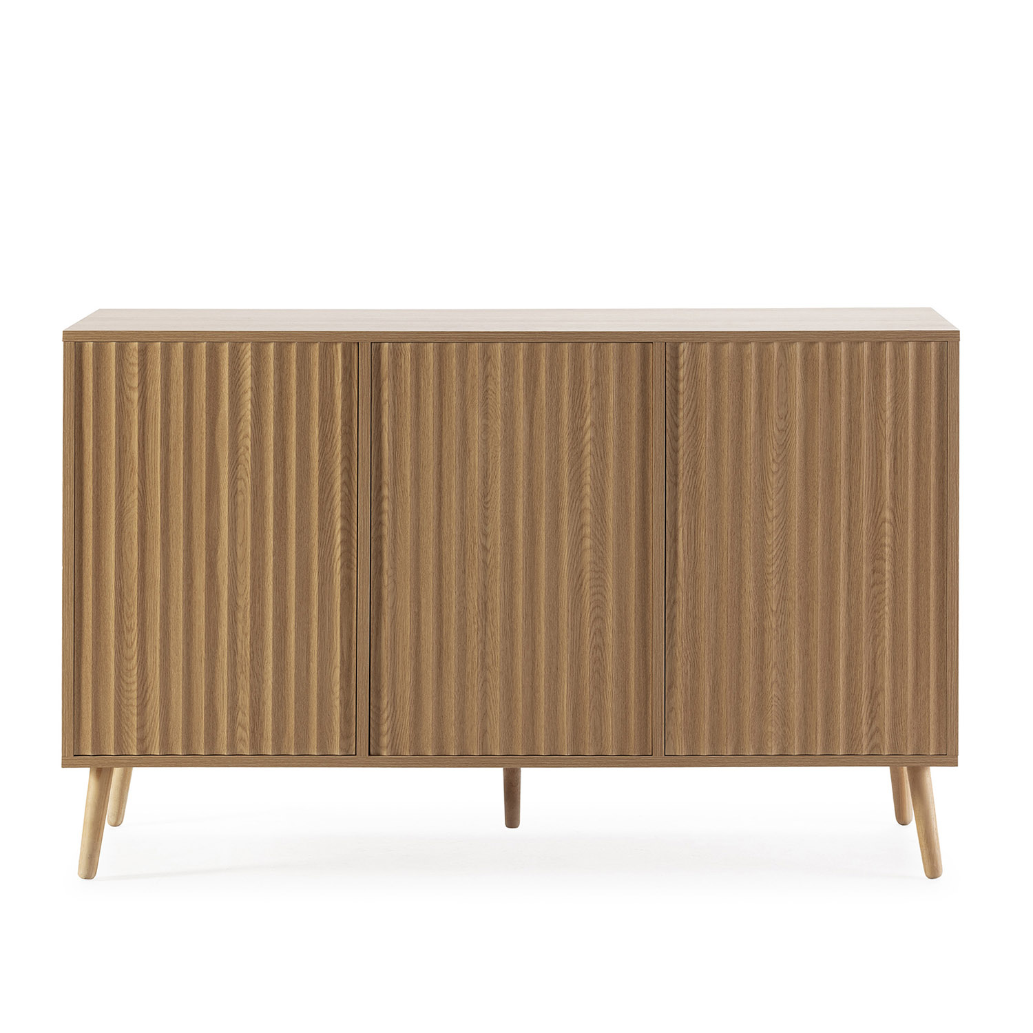 Gabinete de madera con tres puertas acanaladas, sobre cuatro patas.