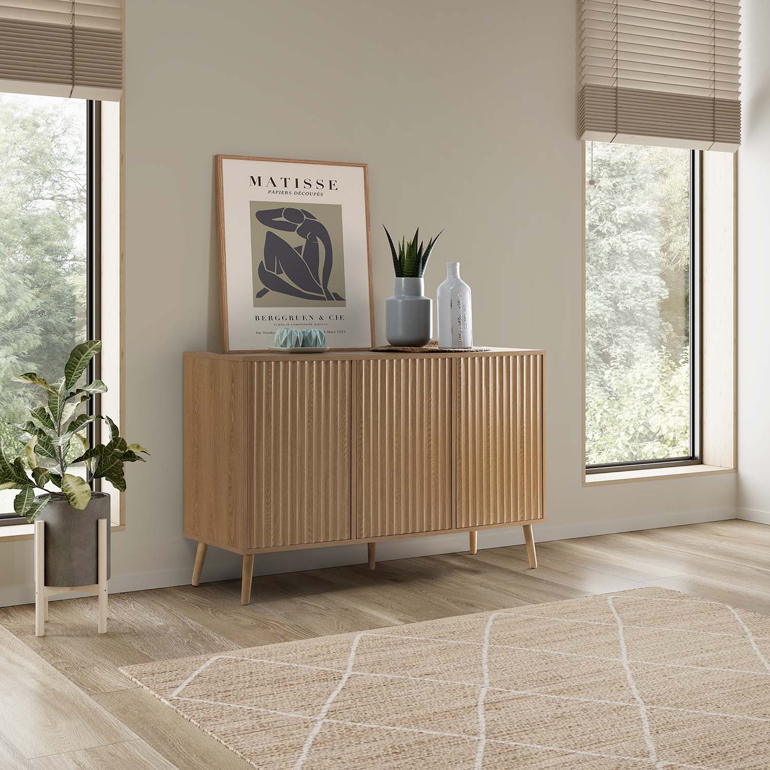 Un mueble de madera con puertas acanaladas se encuentra frente a una ventana con persianas.