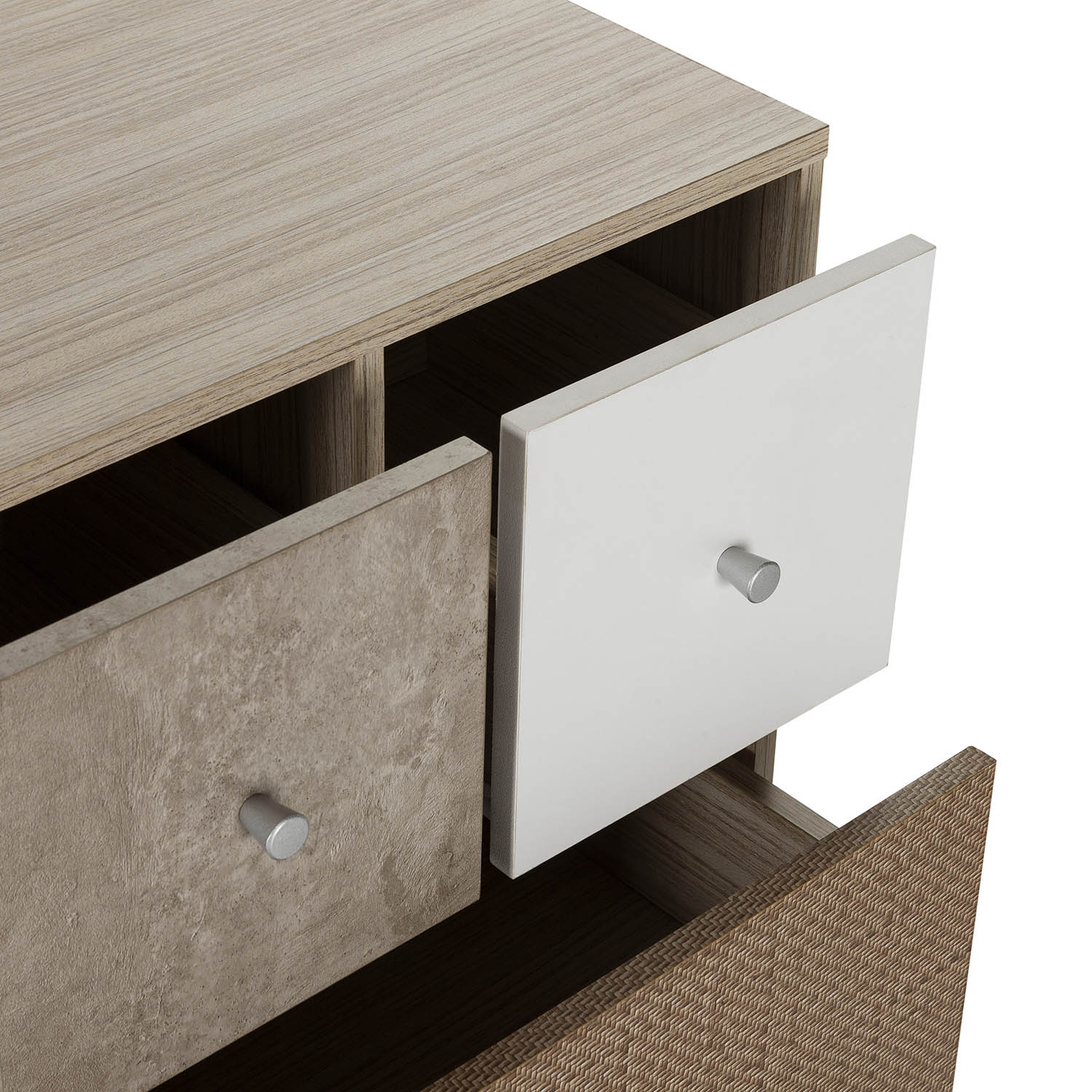Cómoda de madera con tres cajones: uno blanco, uno gris y uno marrón estampado.