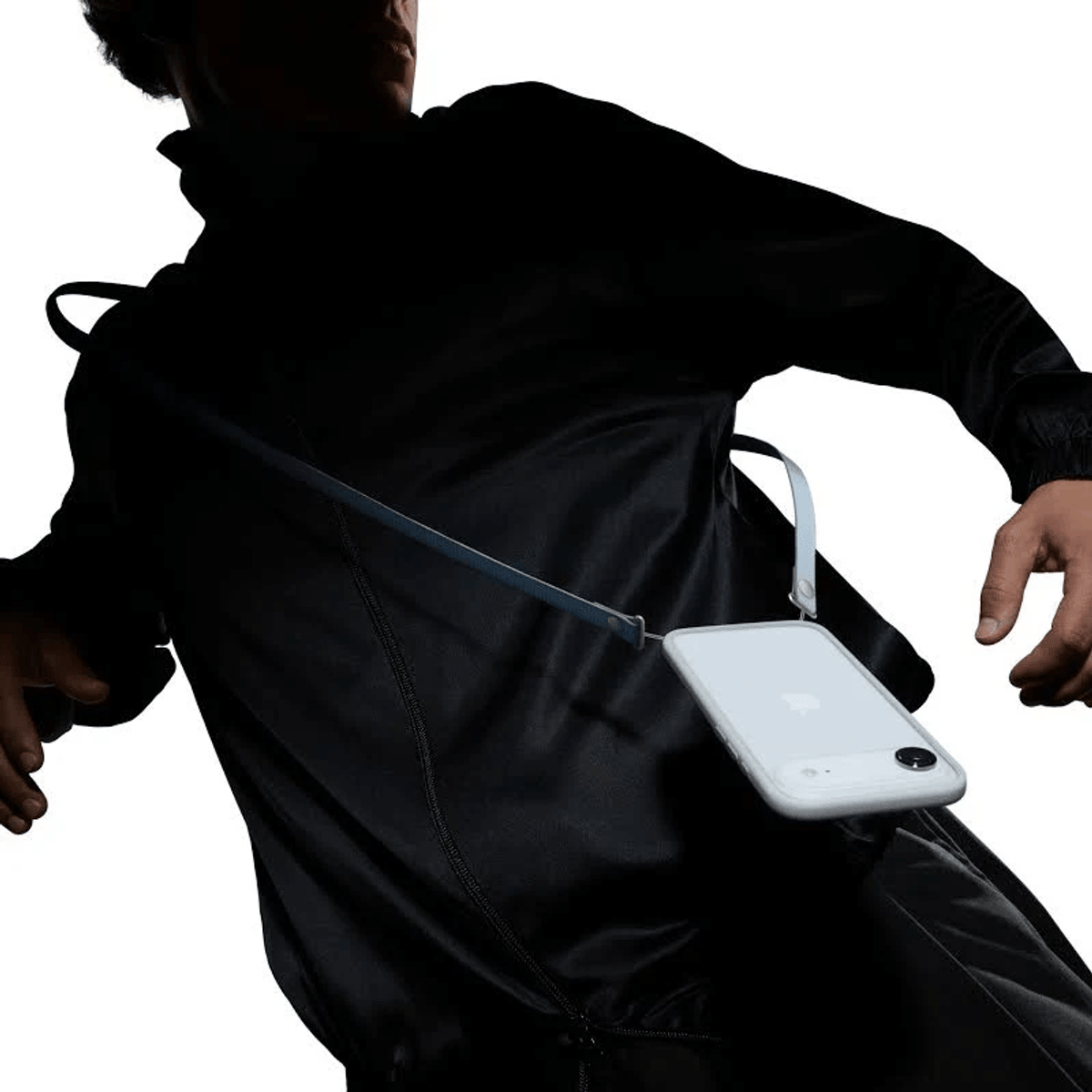 Eine Person trägt ein schwarzes Oberteil mit einem weißen Smartphone, das an einem Riemen befestigt ist.