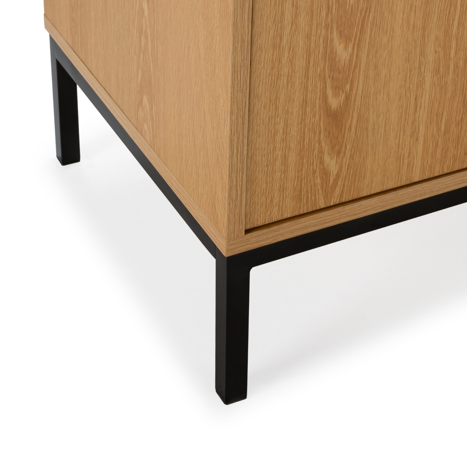 Primer plano de un gabinete de madera con patas de metal negro sobre fondo blanco.