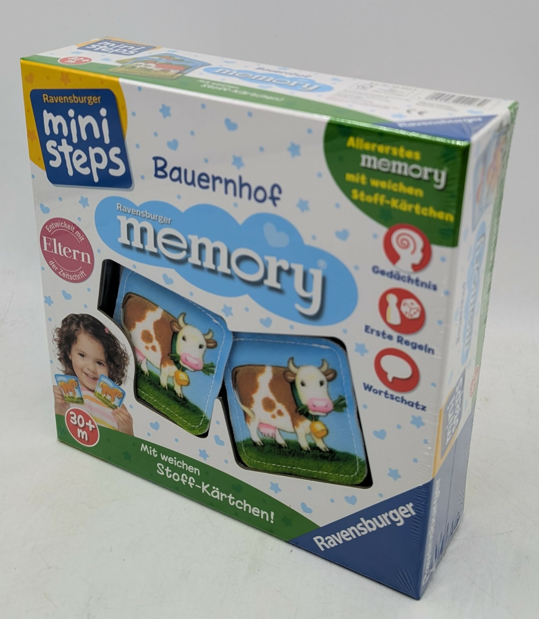 Ravensburger Bauernhof Memory Spiel mit Stoffkarten und einem Kind.