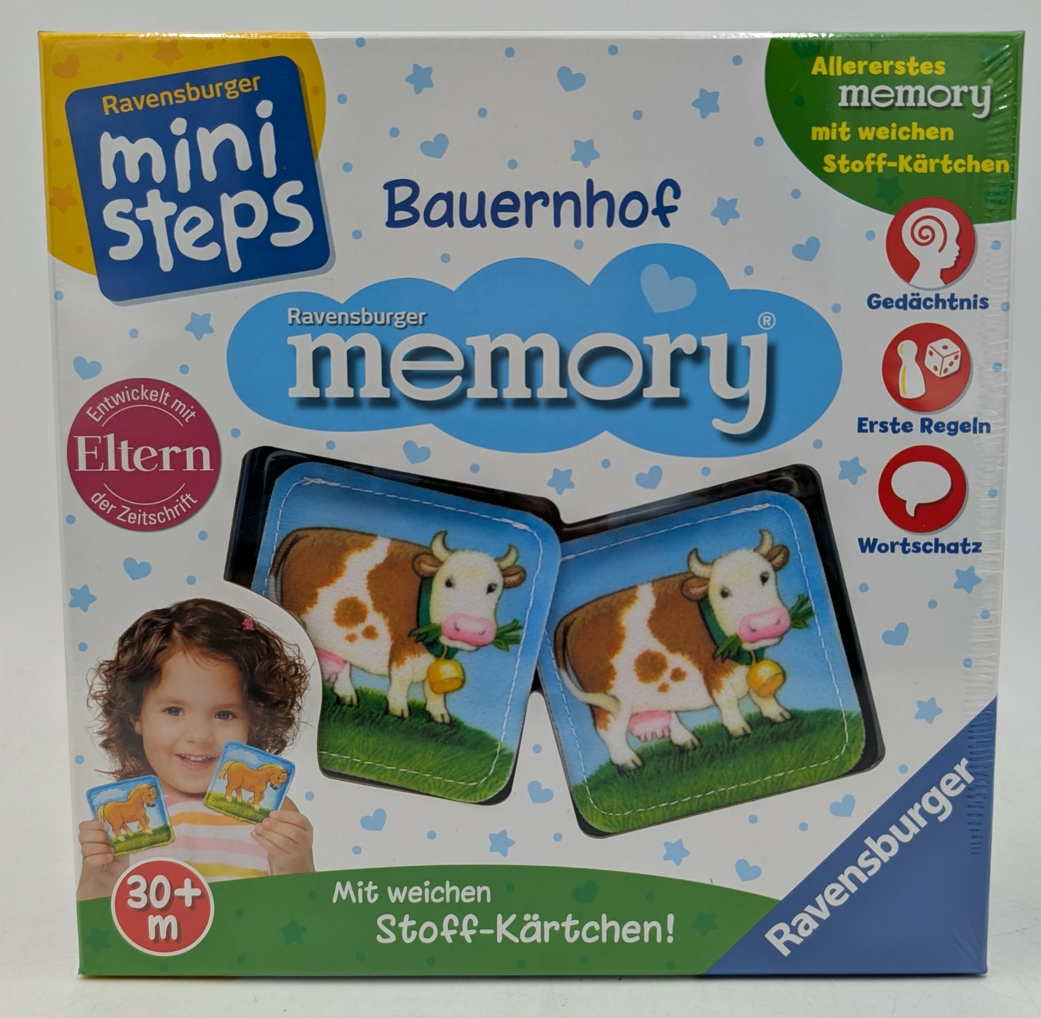 Ravensburger Mini Steps Bauernhof Memory Spiel mit Stoffkärtchen und einem Kind.