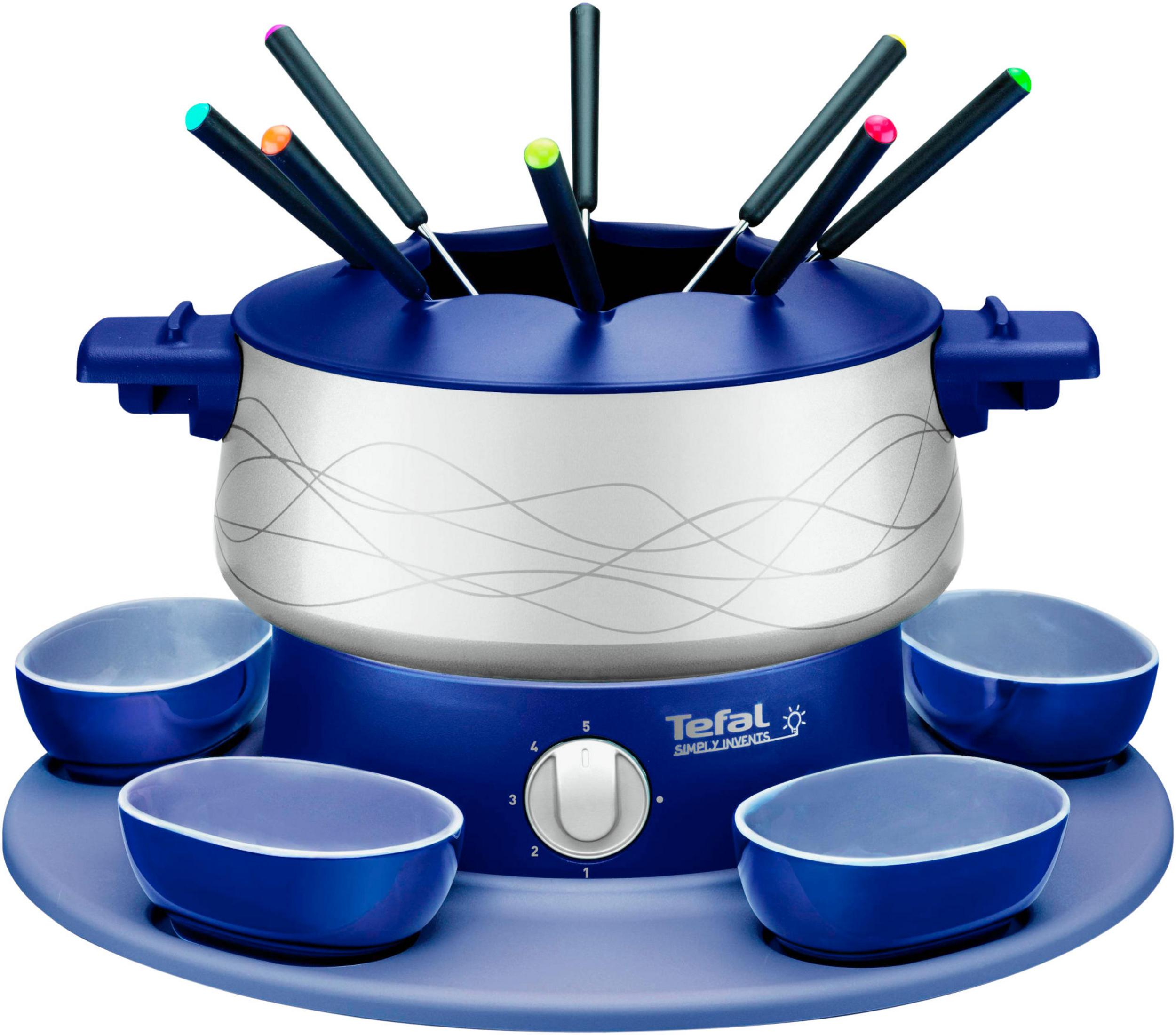 Ein blaues Fondue-Set mit silbernem Topf und bunten Gabeln auf einem weißen Hintergrund.