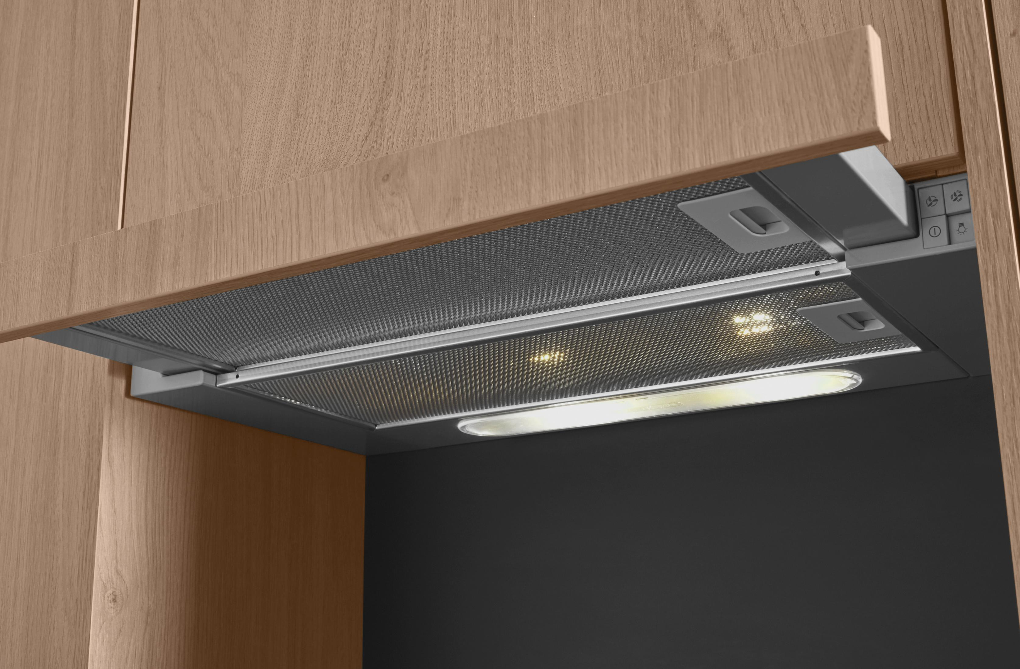 Una campana extractora de cocina de madera con filtro metálico y luces.