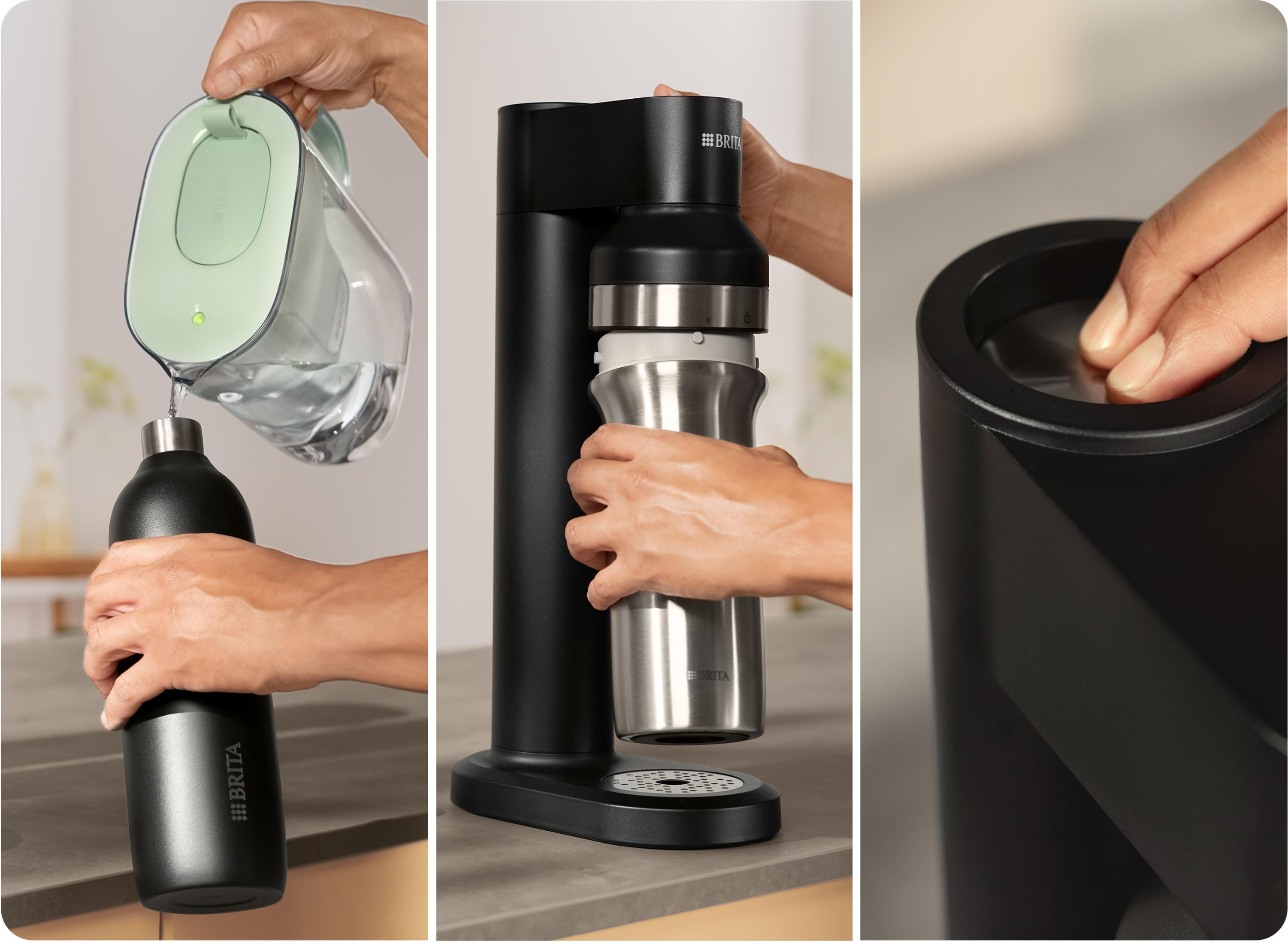 Caraffa Brita versa acqua in una bottiglia nera e un distributore d'acqua.