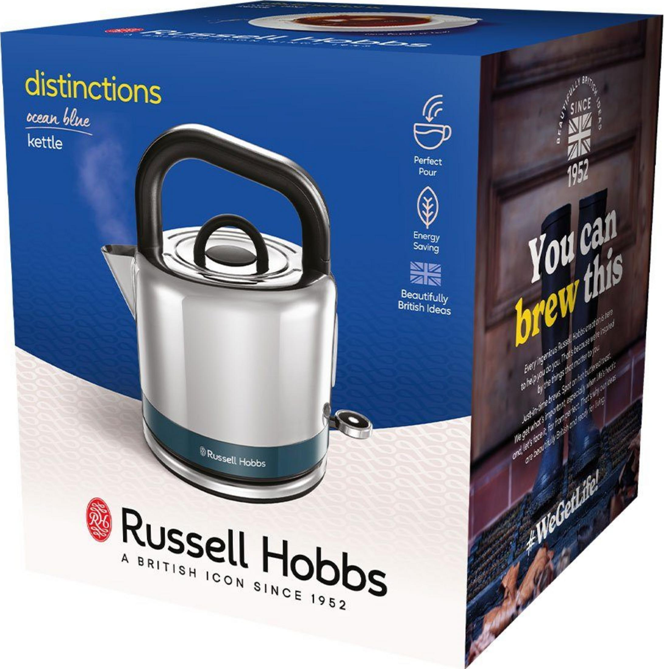 Ein silberner und blauer Russell Hobbs Wasserkocher ist auf seiner blauen Schachtel abgebildet, die Text und Grafiken aufweist.
