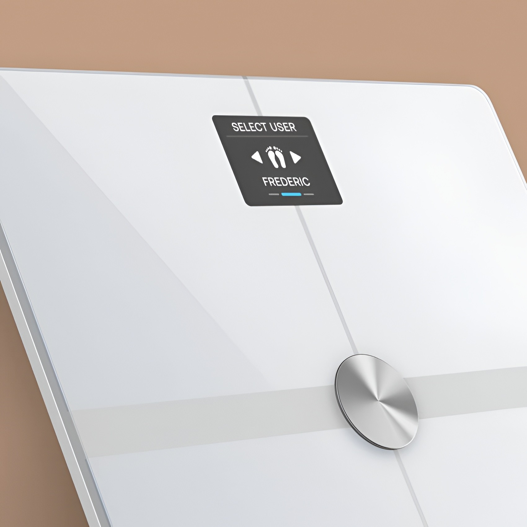 Biała waga cyfrowa wyświetla 'SELECT USER' i 'FREDERIC' na czarnym ekranie.