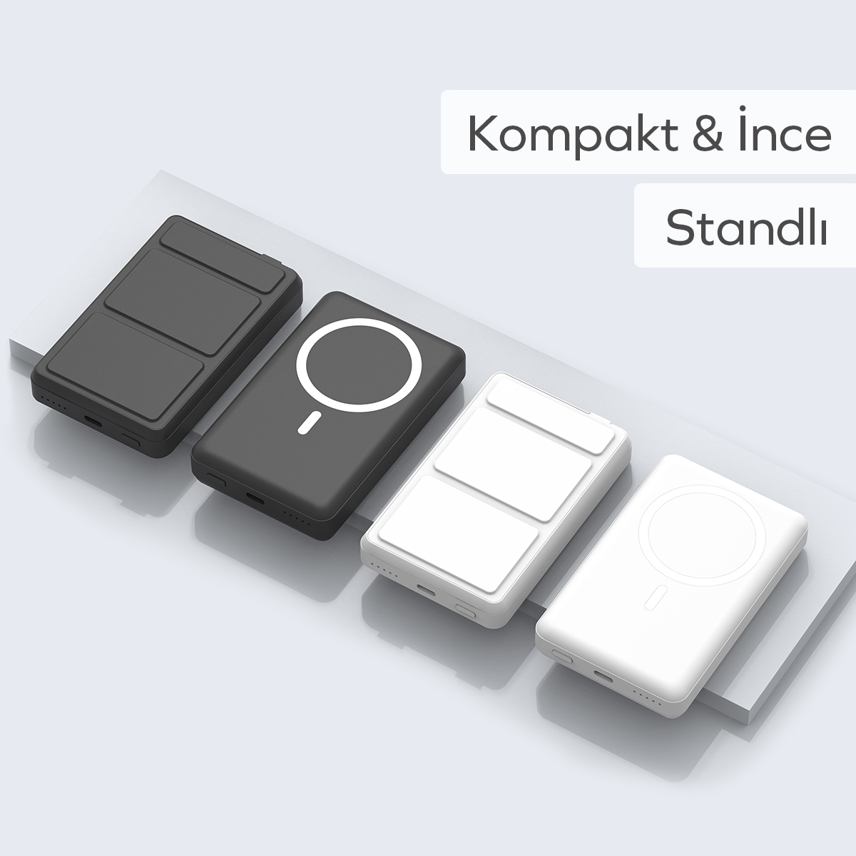 Dört kompakt, ince siyah ve beyaz powerbank, bazılarında şarj göstergesi bulunur.
