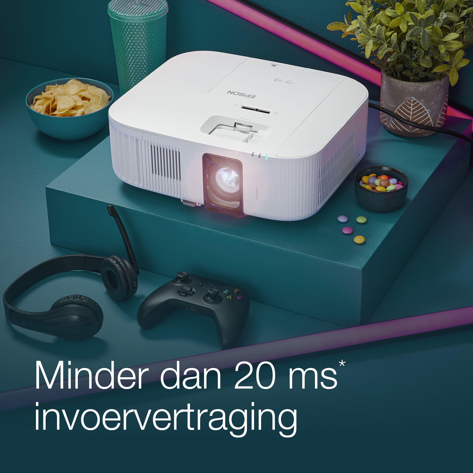 Projektor Epson z czipsami, cukierkami, słuchawkami i kontrolerem.
