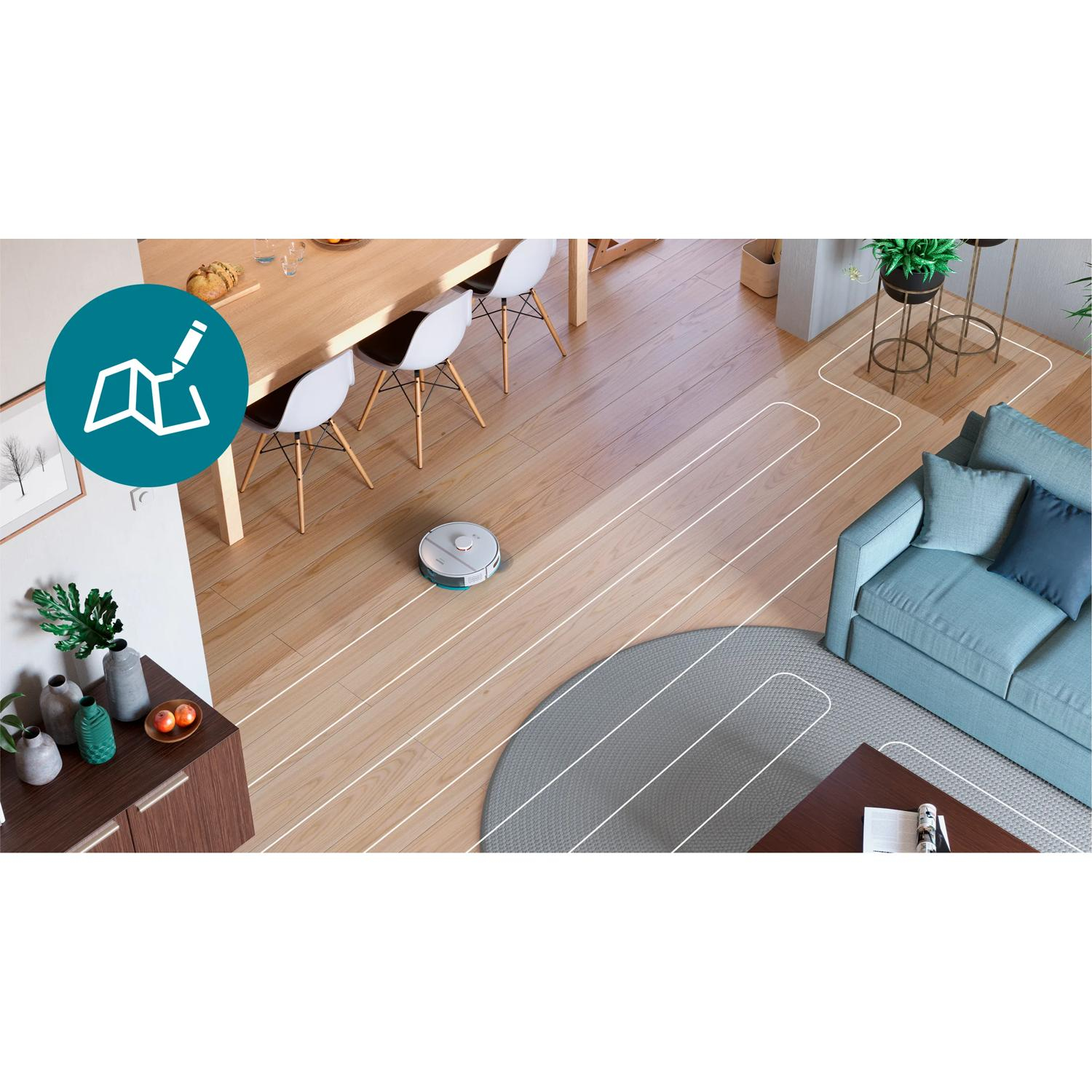 Ein Saugroboter reinigt einen Holzboden in einem Wohnzimmer mit Sofa und Esstisch.