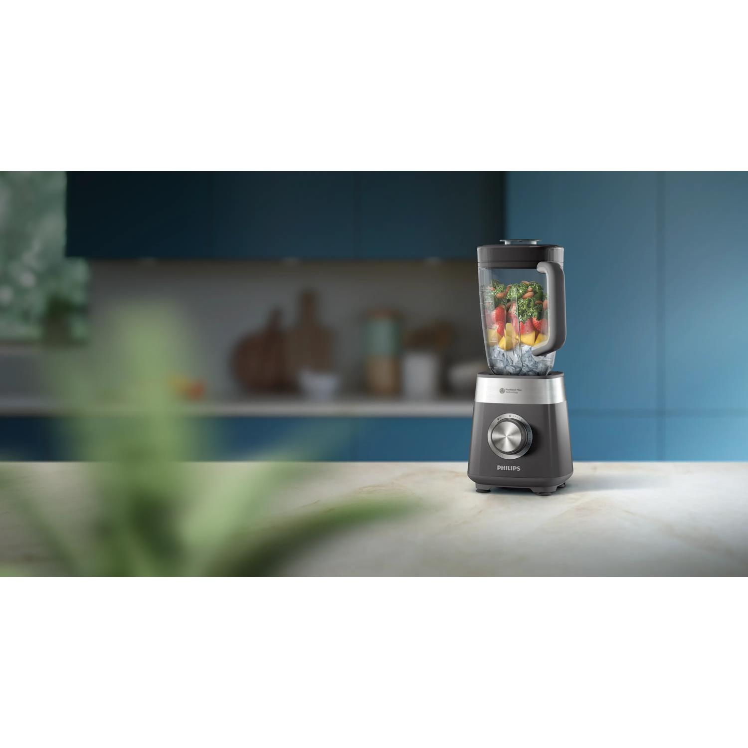 Blender Philips z owocami i lodem na marmurowym blacie.