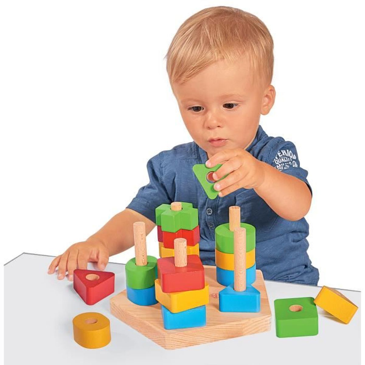 Un jeune garçon joue avec des blocs de bois colorés sur un jouet.
