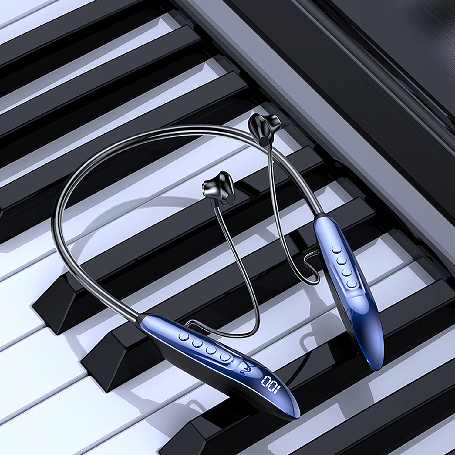 Cuffie da collo blu con fascia argentata su tasti di pianoforte.