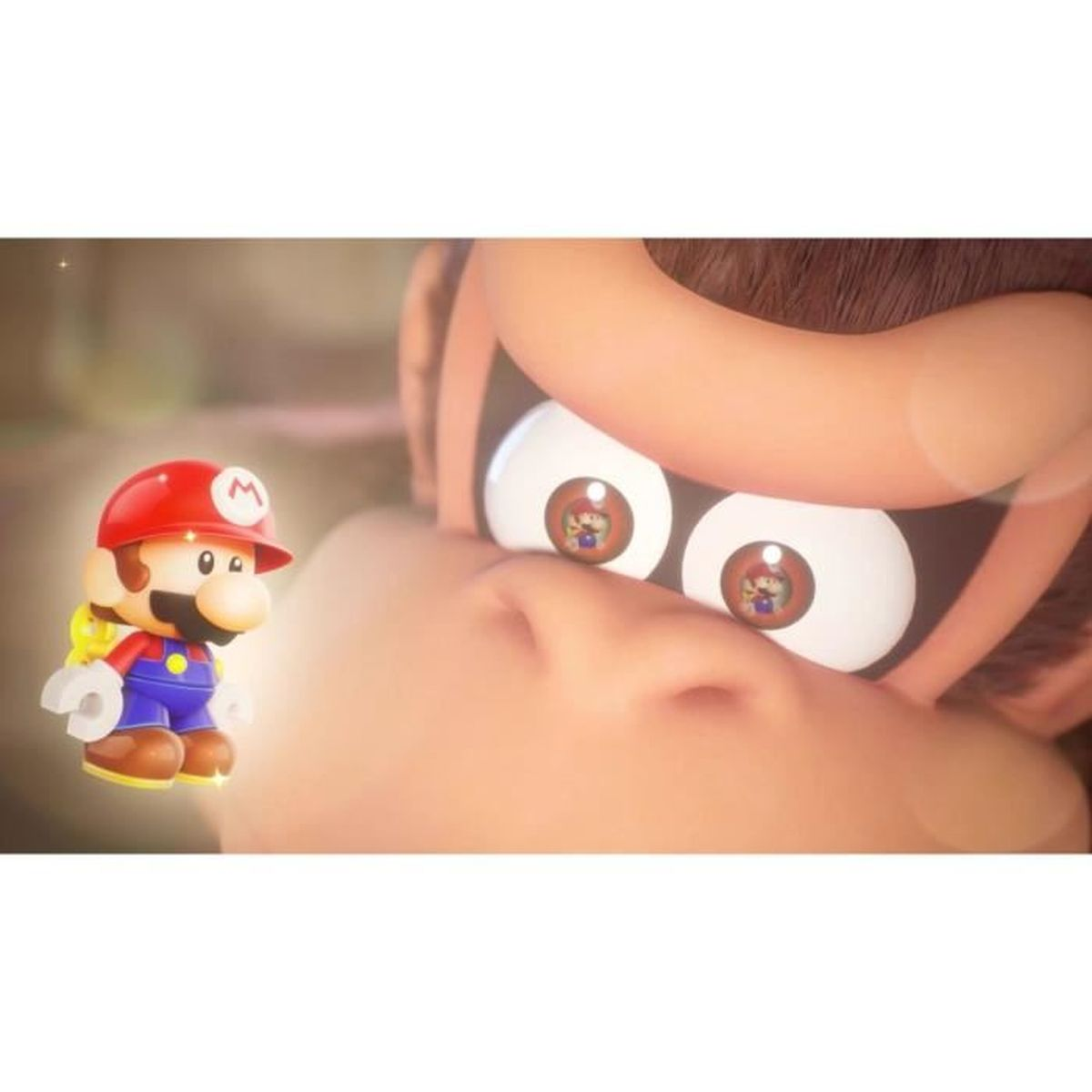 Mario w czerwonym, niebieskim i żółtym stoi przed wielkimi oczami Donkey Konga.
