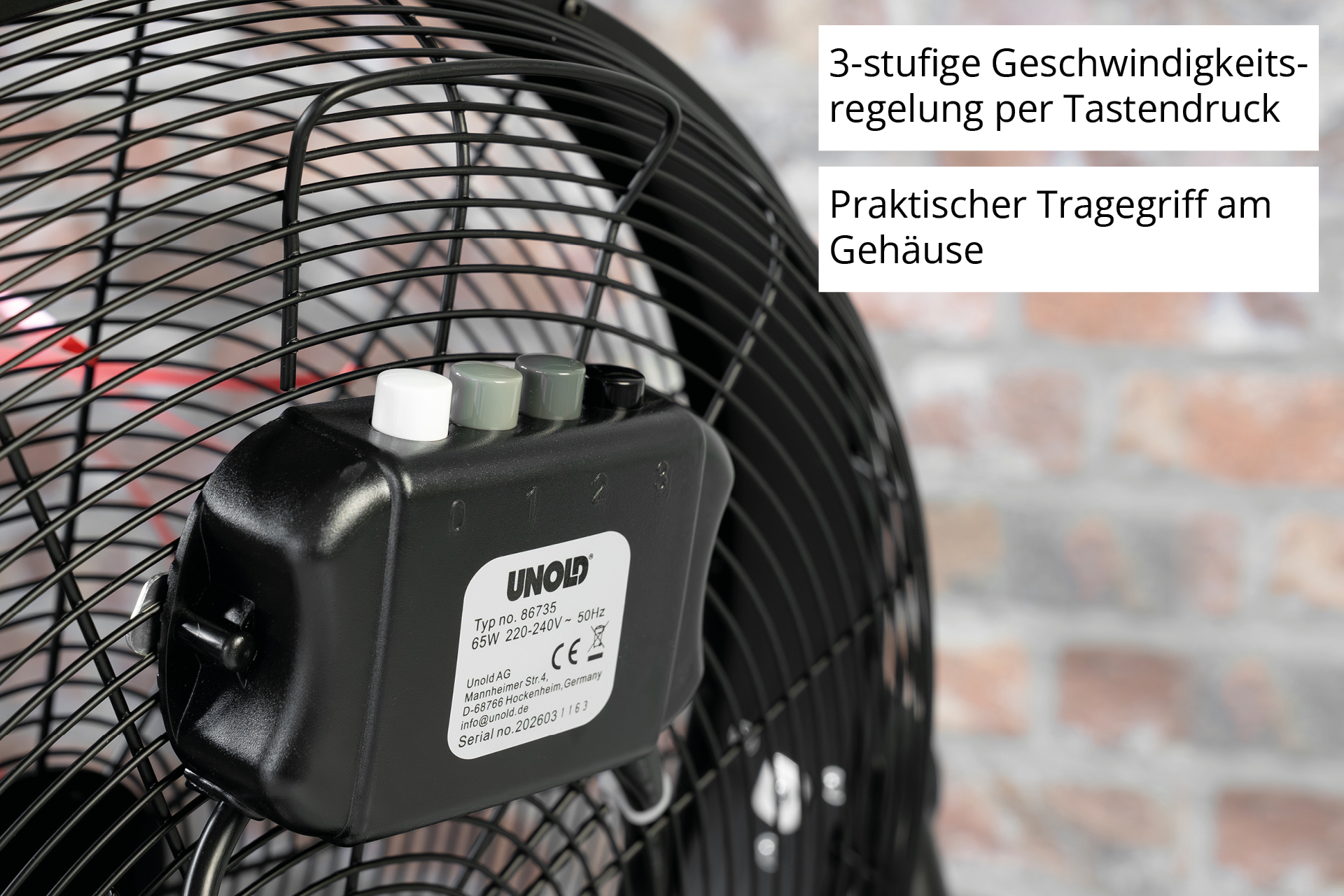 Primo piano di un ventilatore nero con pannello di controllo. Controllo a 3 velocità.