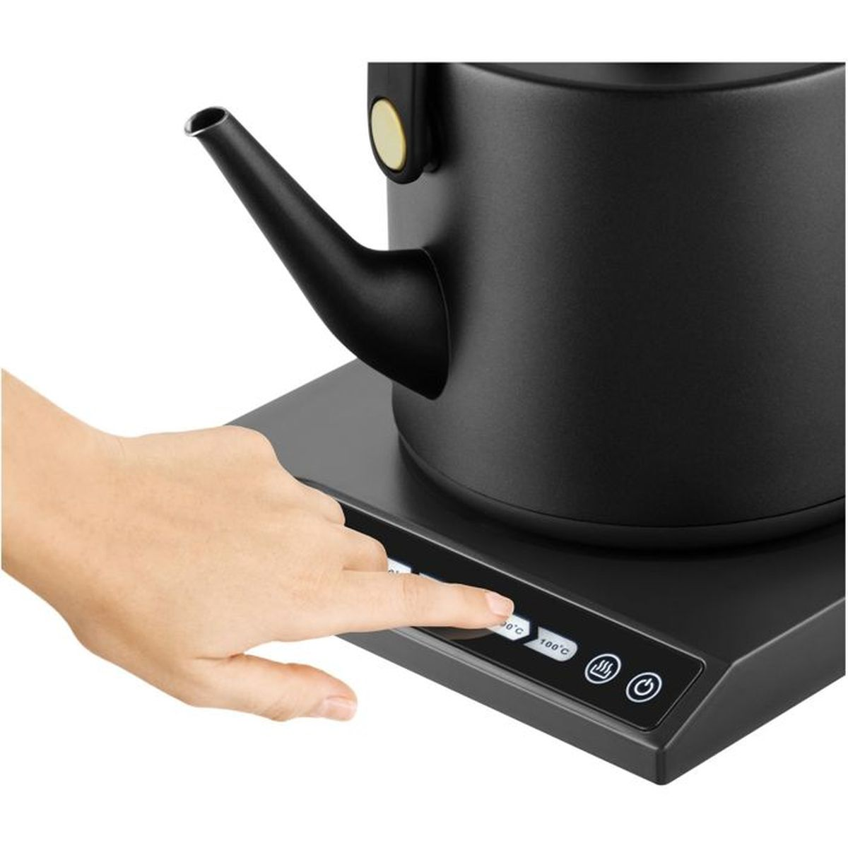 Eine Hand drückt einen Knopf auf der Basis eines schwarzen Wasserkochers.