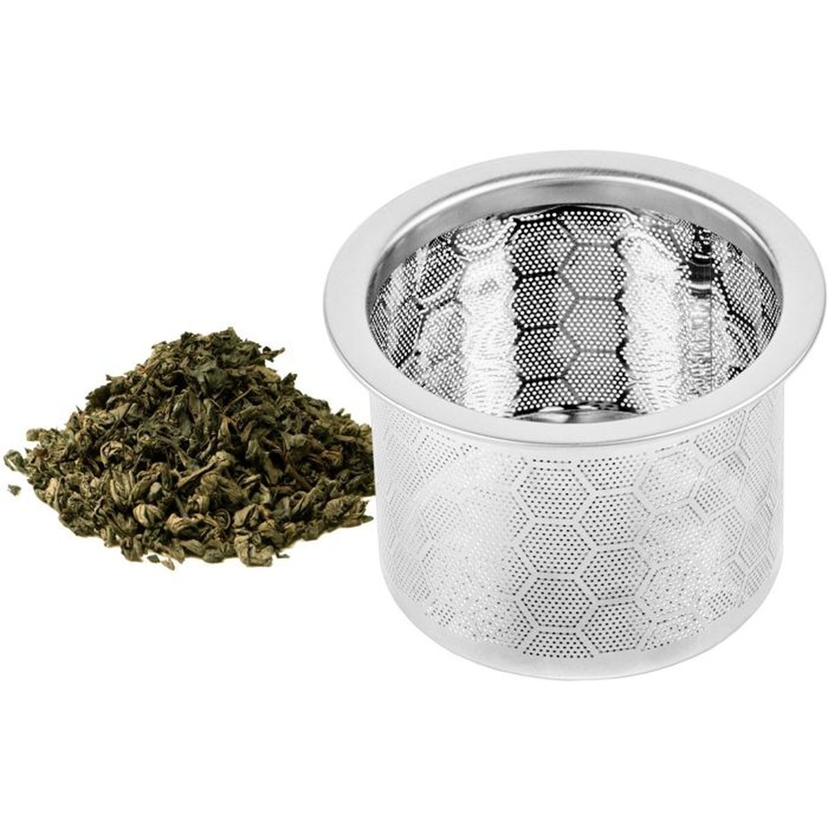 Ein Haufen trockener grüner Teeblätter neben einem silbernen Teesieb mit wabenartigem Muster.